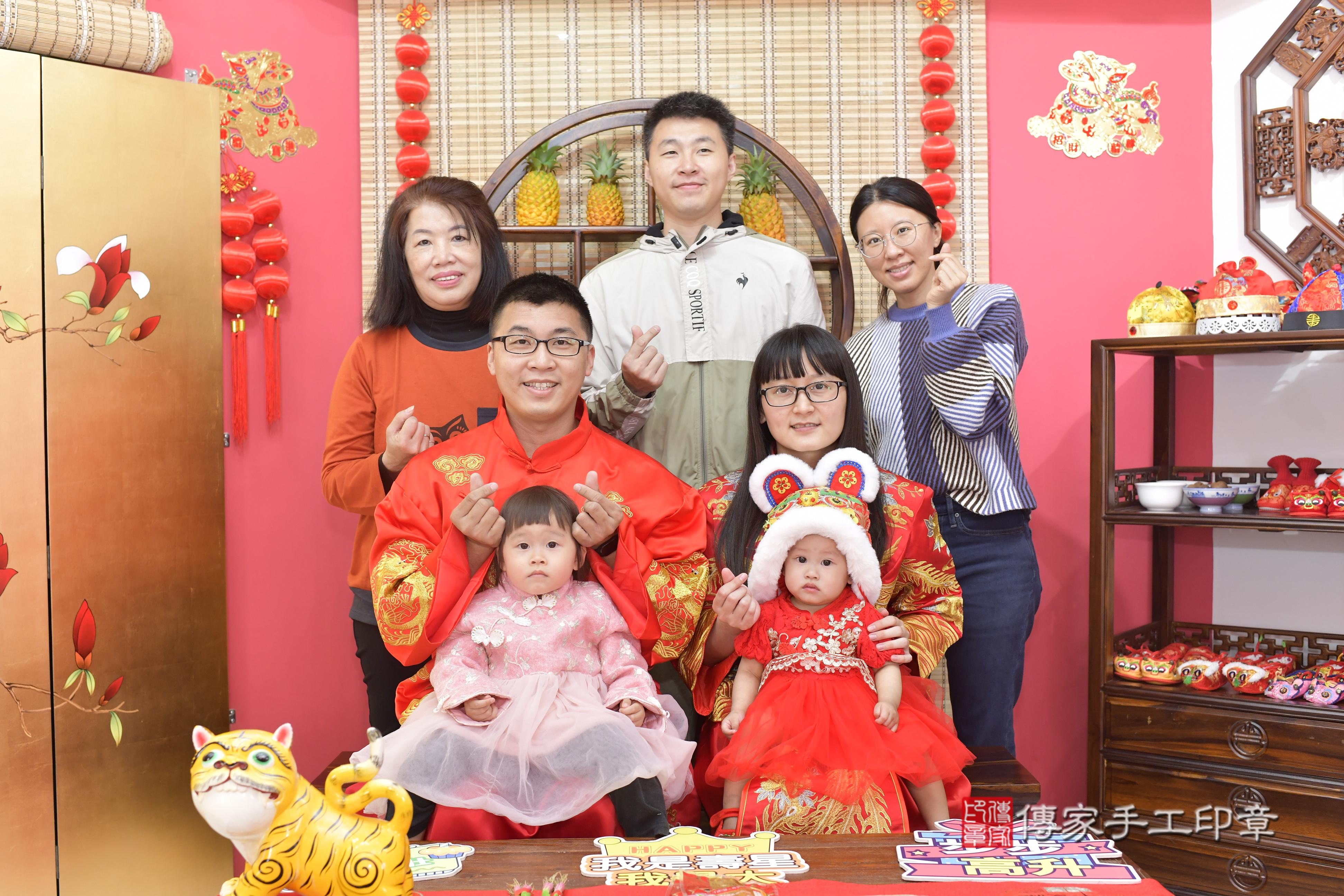 傳家手工印章新竹店、抓周、度脺、中國風會場、傳家嬰兒古禮、吉祥話、抓周道具物品24種、拍照。抓周證書。寶寶抓周、滿周歲、生日快樂、祝福