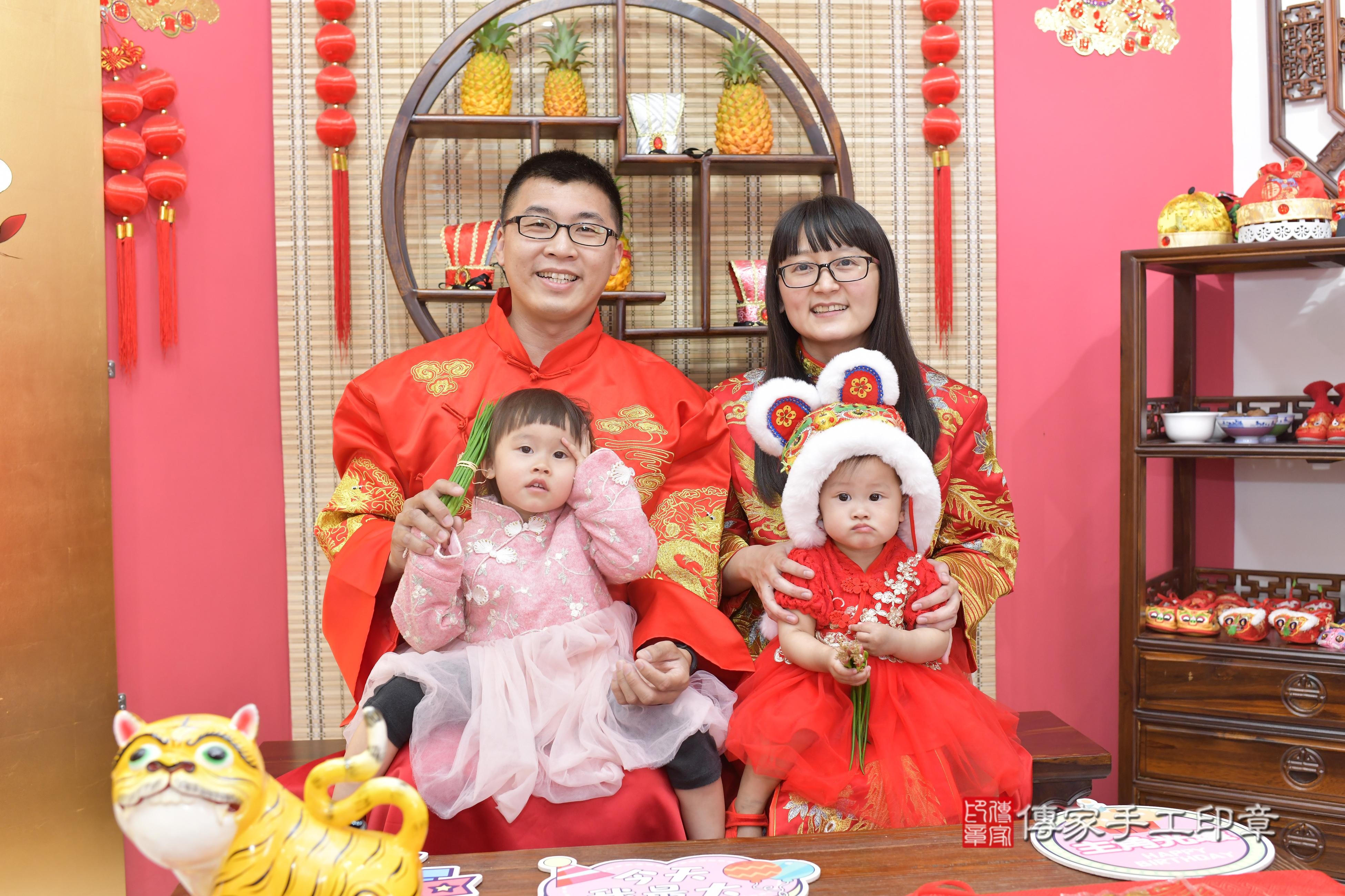 傳家手工印章新竹店、抓周、度脺、中國風會場、傳家嬰兒古禮、吉祥話、抓周道具物品24種、拍照。抓周證書。寶寶抓周、滿周歲、生日快樂、祝福