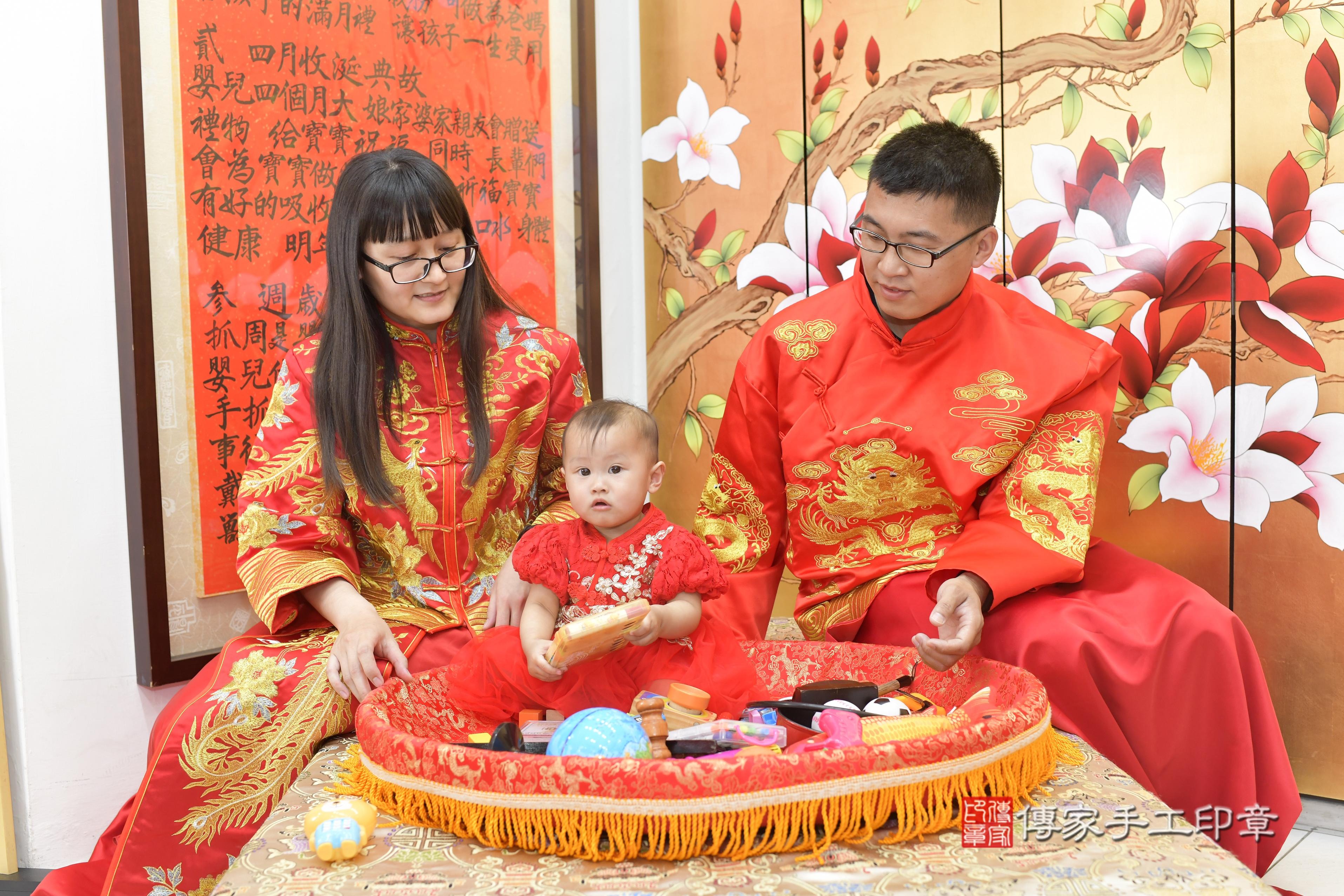 傳家手工印章新竹店、抓周、度脺、中國風會場、傳家嬰兒古禮、吉祥話、抓周道具物品24種、拍照。抓周證書。寶寶抓周、滿周歲、生日快樂、祝福