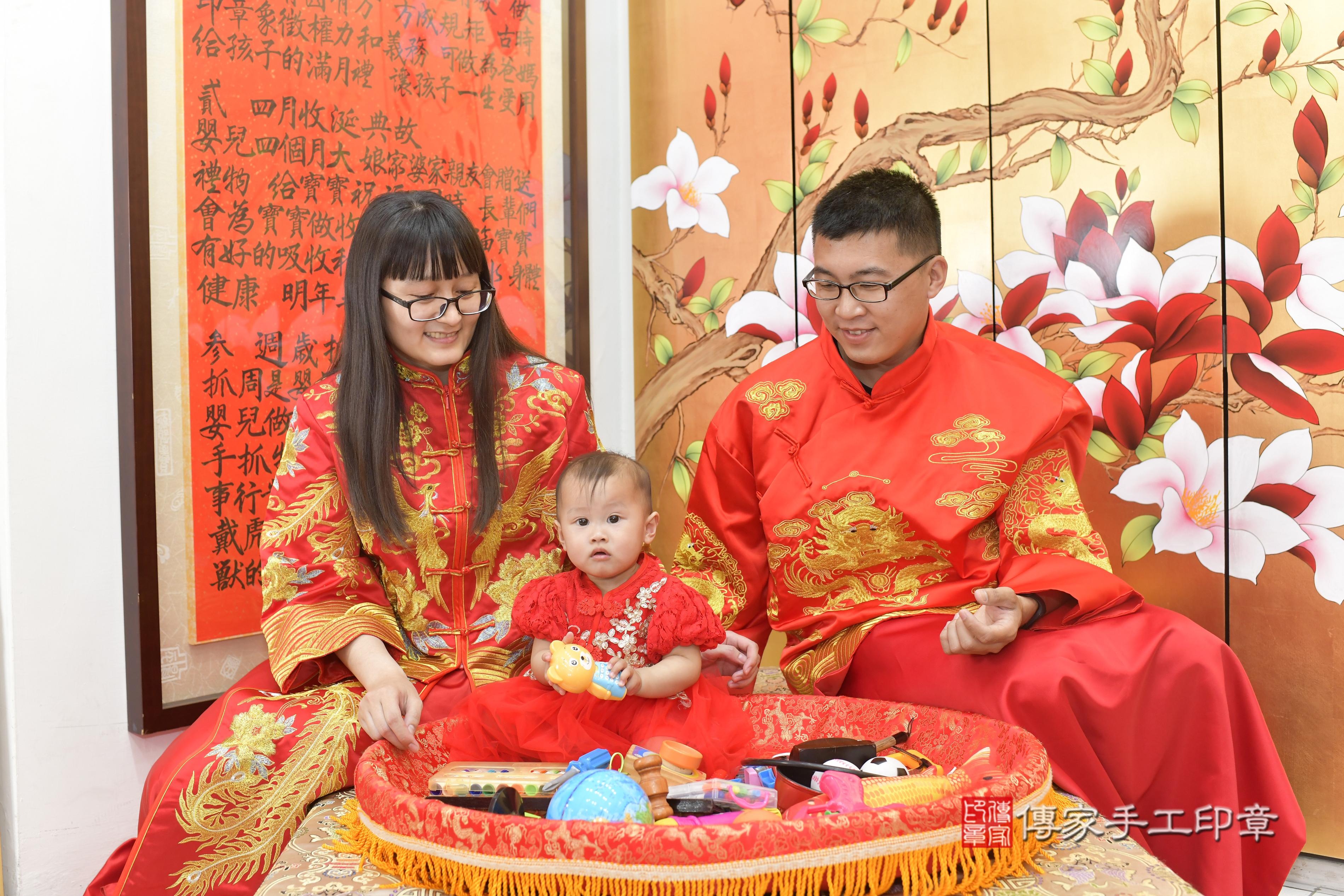傳家手工印章新竹店、抓周、度脺、中國風會場、傳家嬰兒古禮、吉祥話、抓周道具物品24種、拍照。抓周證書。寶寶抓周、滿周歲、生日快樂、祝福
