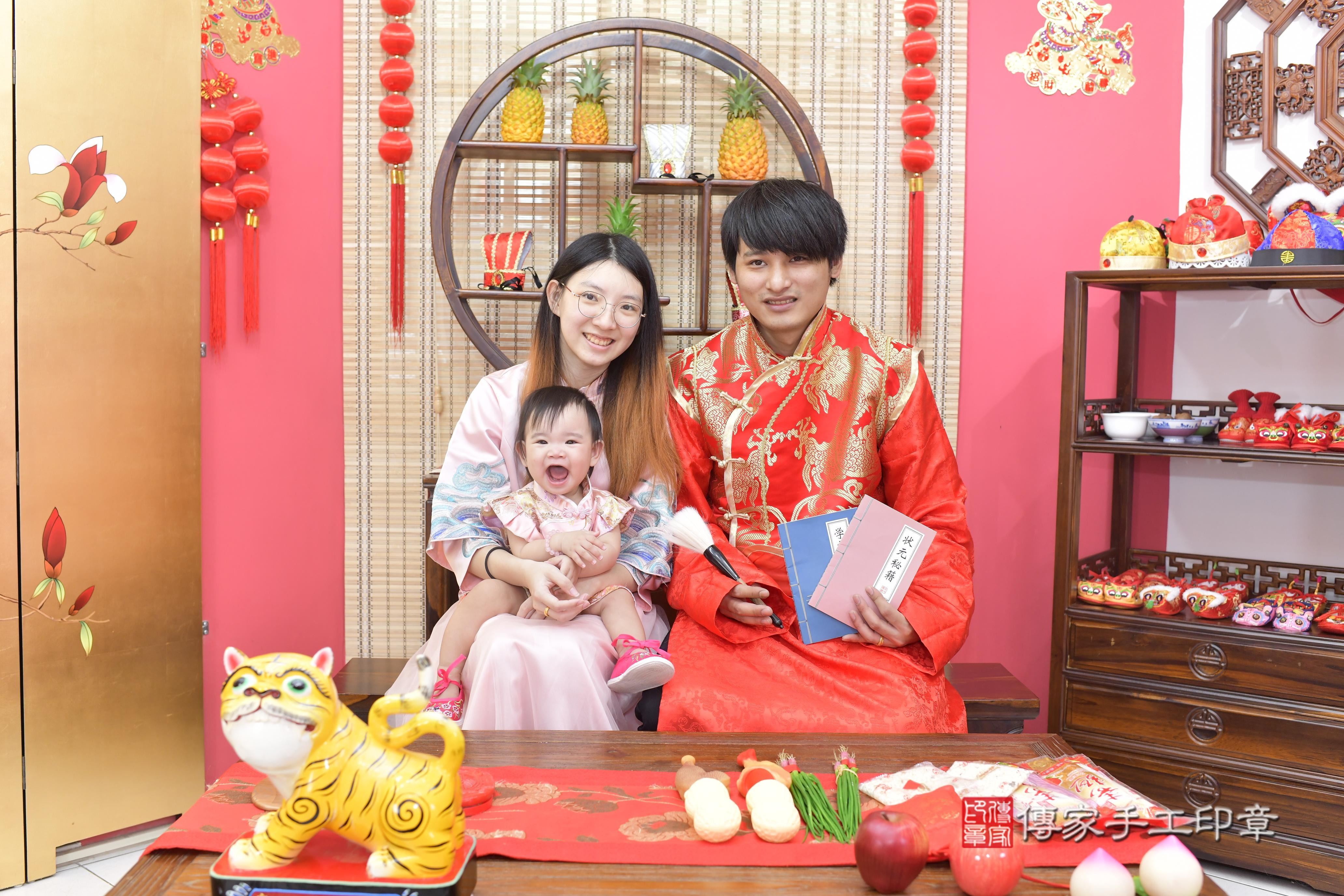 傳家手工印章新竹店、抓周、度脺、中國風會場、傳家嬰兒古禮、吉祥話、抓周道具物品24種、拍照。抓周證書。寶寶抓周、滿周歲、生日快樂、祝福