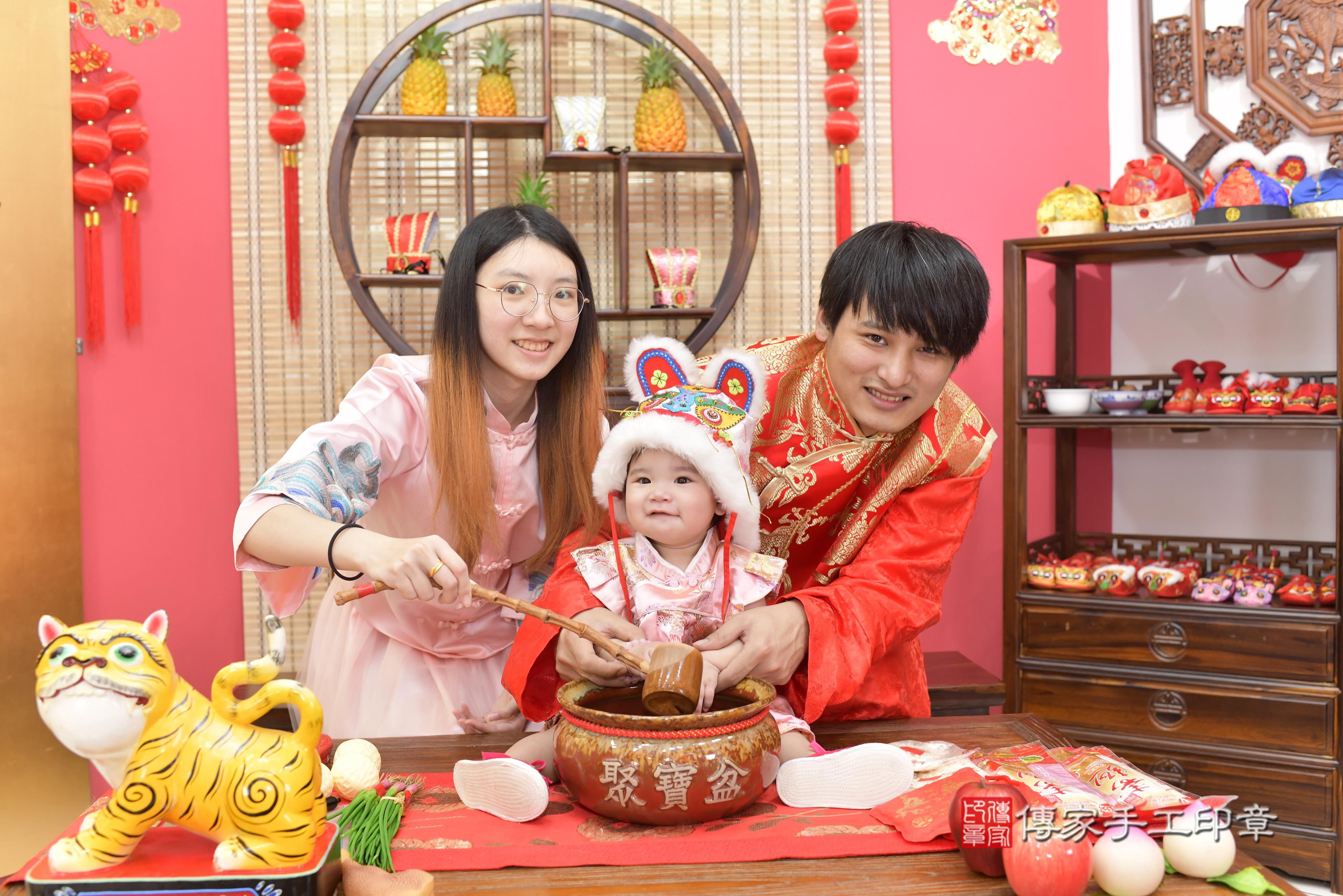 傳家手工印章新竹店、抓周、度脺、中國風會場、傳家嬰兒古禮、吉祥話、抓周道具物品24種、拍照。抓周證書。寶寶抓周、滿周歲、生日快樂、祝福