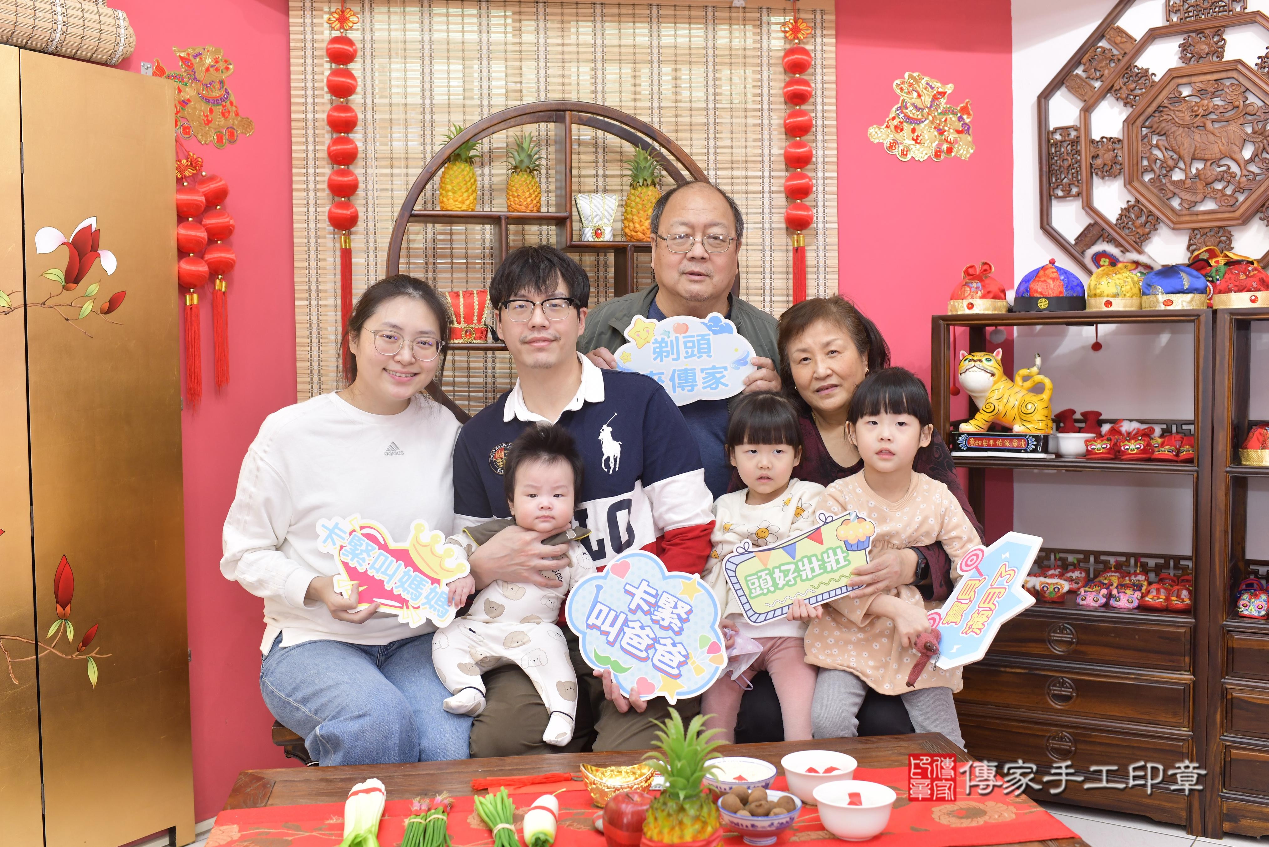 傳家手工印章新竹店、抓周、度脺、中國風會場、傳家嬰兒古禮、吉祥話、抓周道具物品24種、拍照。抓周證書。寶寶抓周、滿周歲、生日快樂、祝福