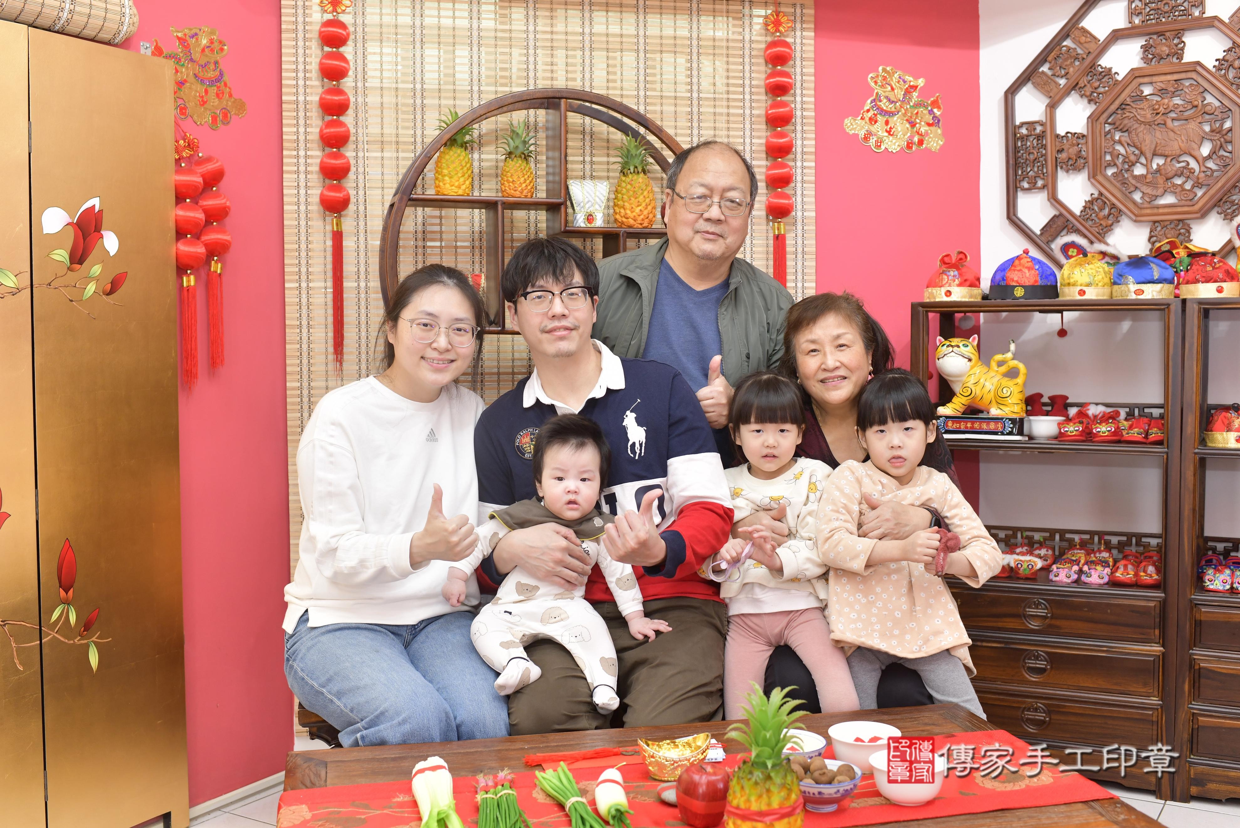傳家手工印章新竹店、抓周、度脺、中國風會場、傳家嬰兒古禮、吉祥話、抓周道具物品24種、拍照。抓周證書。寶寶抓周、滿周歲、生日快樂、祝福