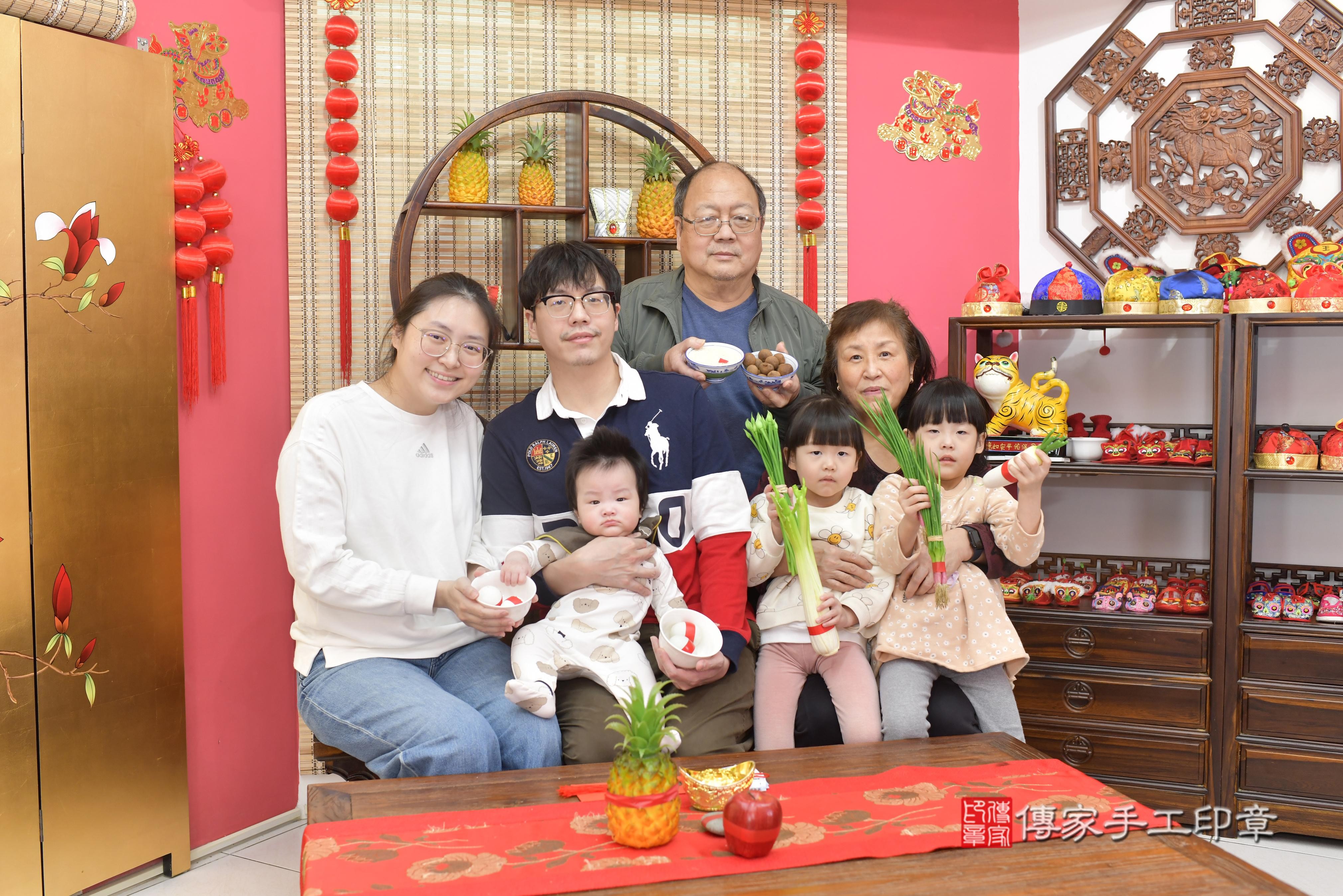 傳家手工印章新竹店、抓周、度脺、中國風會場、傳家嬰兒古禮、吉祥話、抓周道具物品24種、拍照。抓周證書。寶寶抓周、滿周歲、生日快樂、祝福
