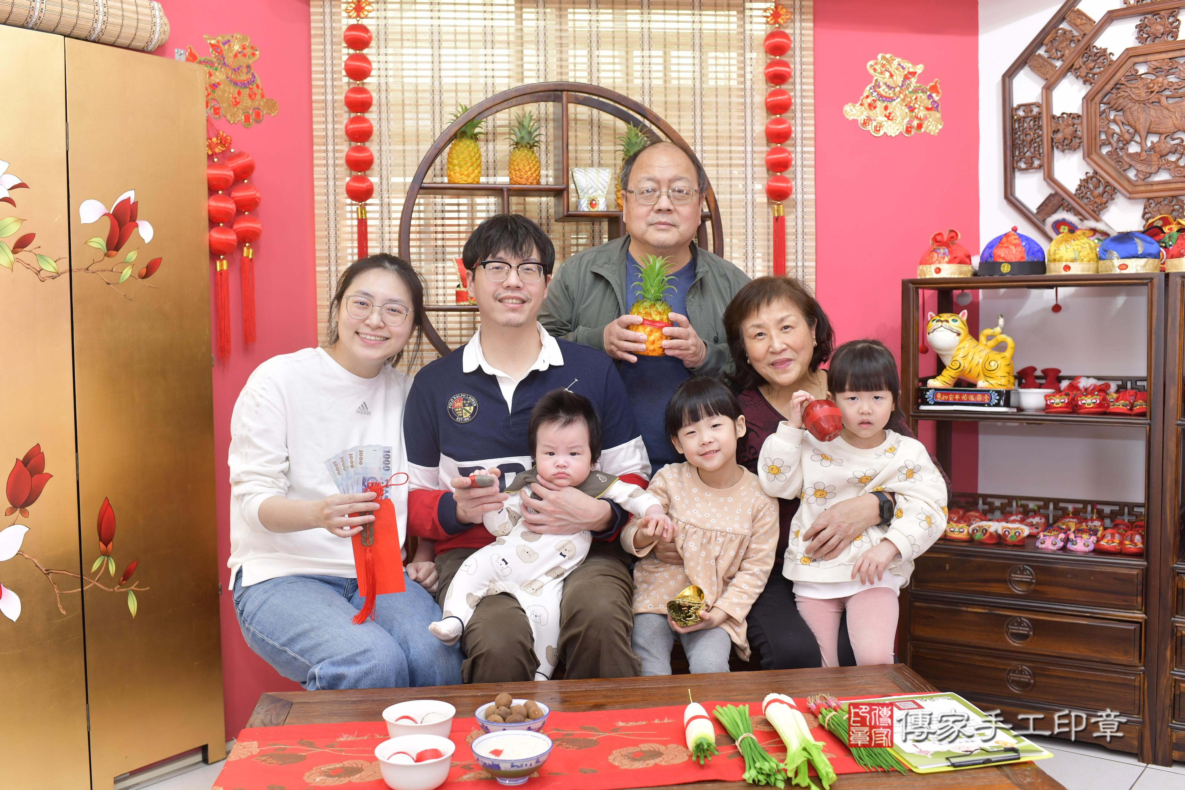 傳家手工印章新竹店、抓周、度脺、中國風會場、傳家嬰兒古禮、吉祥話、抓周道具物品24種、拍照。抓周證書。寶寶抓周、滿周歲、生日快樂、祝福