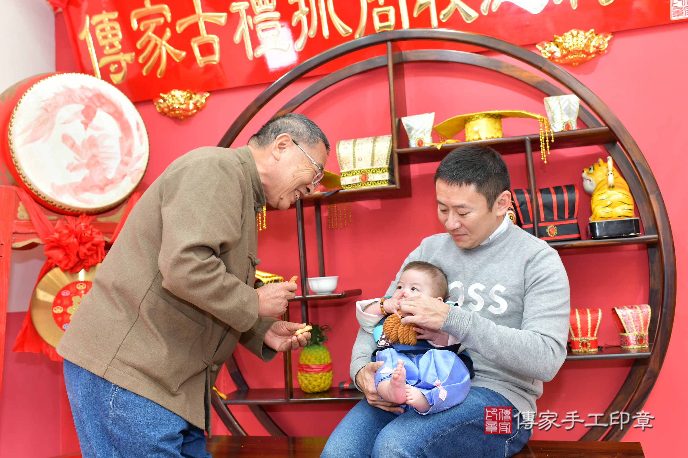 台中市北區澄澄寶寶收涎推薦：傳家台中店收涎中國風會場，嬰兒古禮收涎收口水流程儀式、收涎吉祥話、收涎餅乾、收涎拍照。收涎證書。2024.12.28，照片18