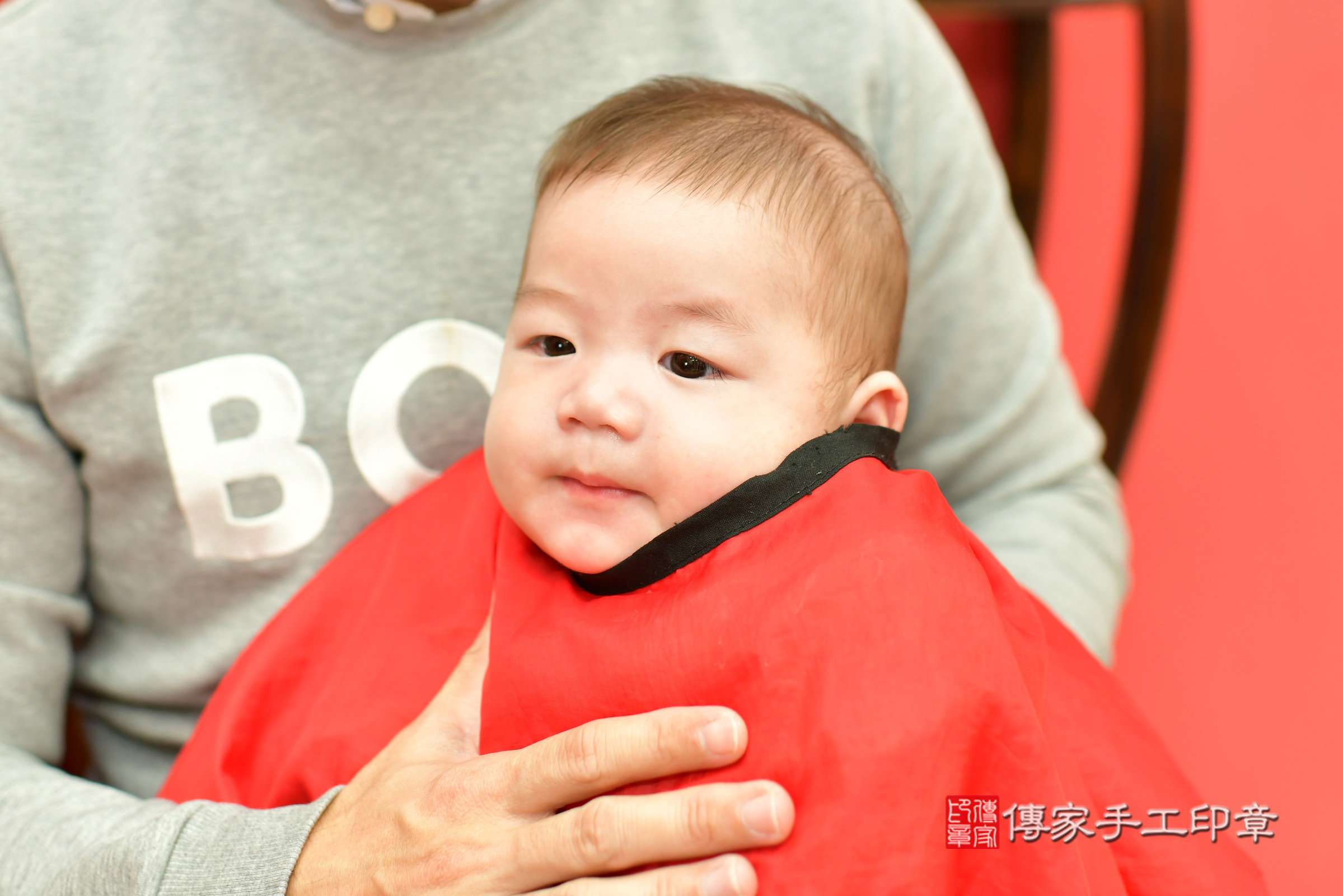 澄澄寶寶(台中市北區嬰兒寶寶滿月剃頭理髮、嬰兒剃胎毛儀式吉祥話)。中國風會場，爸媽寶貝穿「日中韓」古裝禮服。專業拍照、證書。★購買「臍帶章、肚臍章、胎毛筆刷印章」贈送：剃頭、收涎、抓周，三選一。2024.12.28，照片7