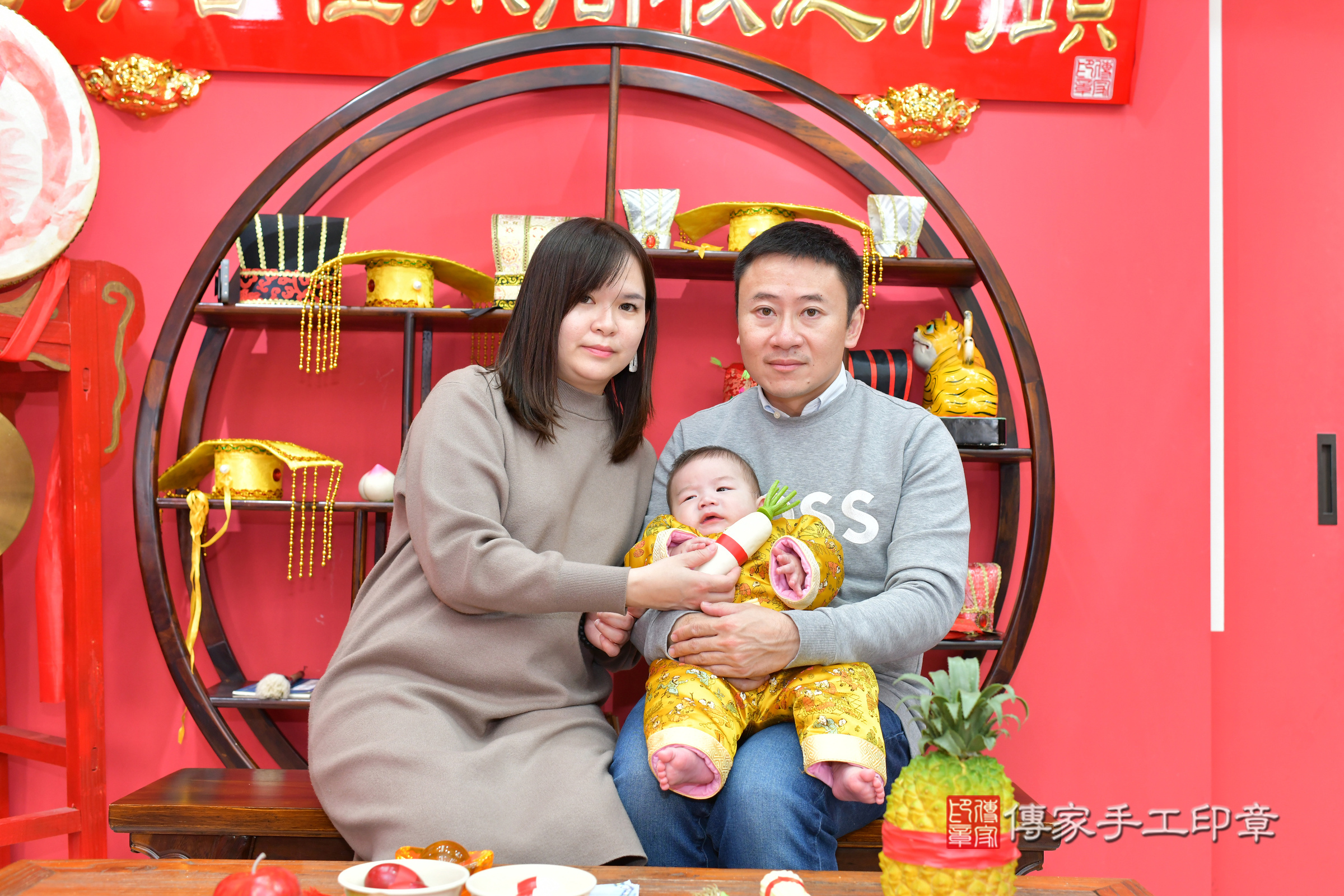 澄澄寶寶(台中市北區嬰兒寶寶滿月剃頭理髮、嬰兒剃胎毛儀式吉祥話)。中國風會場，爸媽寶貝穿「日中韓」古裝禮服。專業拍照、證書。★購買「臍帶章、肚臍章、胎毛筆刷印章」贈送：剃頭、收涎、抓周，三選一。2024.12.28，照片4