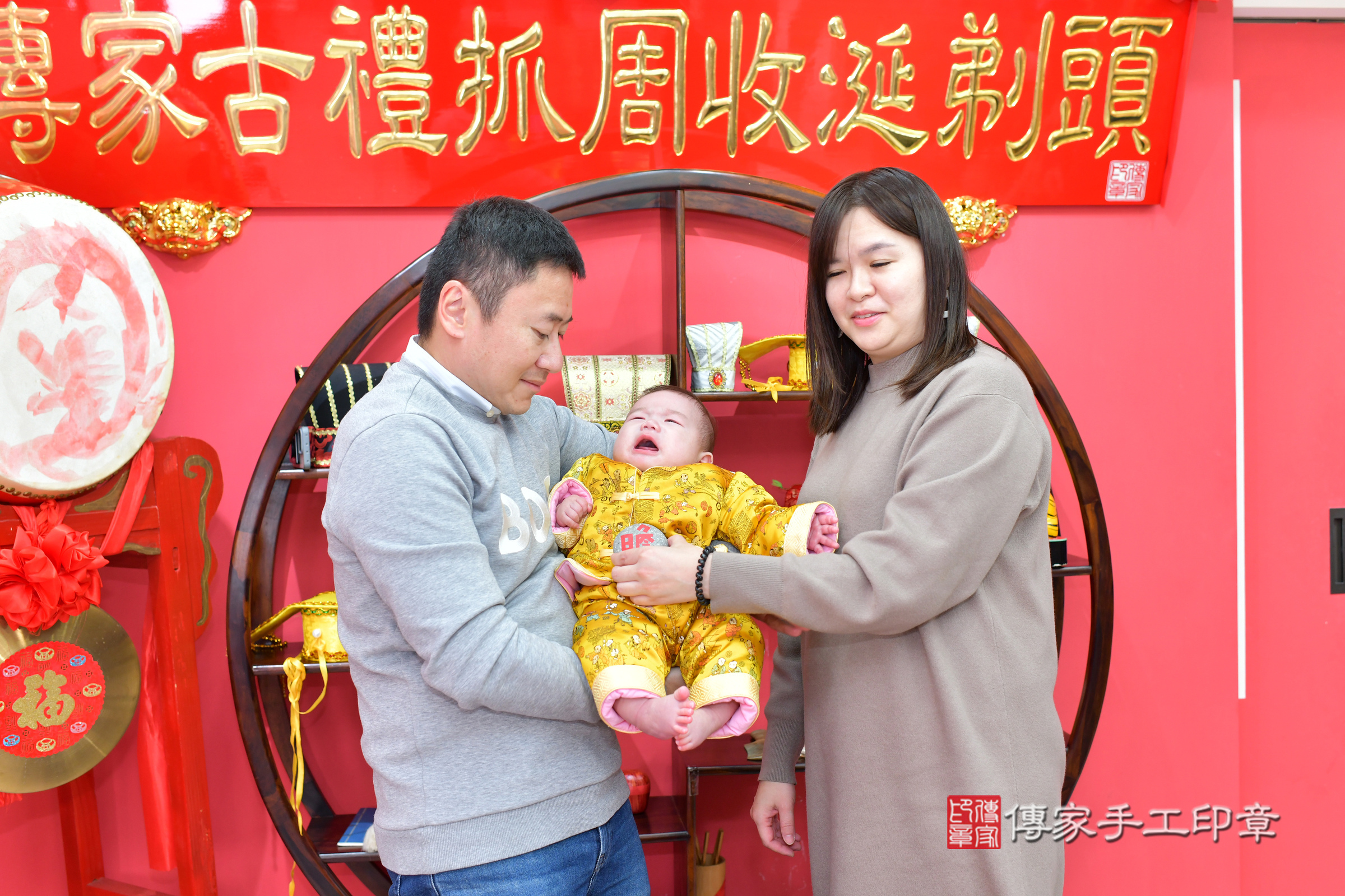澄澄寶寶(台中市北區嬰兒寶寶滿月剃頭理髮、嬰兒剃胎毛儀式吉祥話)。中國風會場，爸媽寶貝穿「日中韓」古裝禮服。專業拍照、證書。★購買「臍帶章、肚臍章、胎毛筆刷印章」贈送：剃頭、收涎、抓周，三選一。2024.12.28，照片2