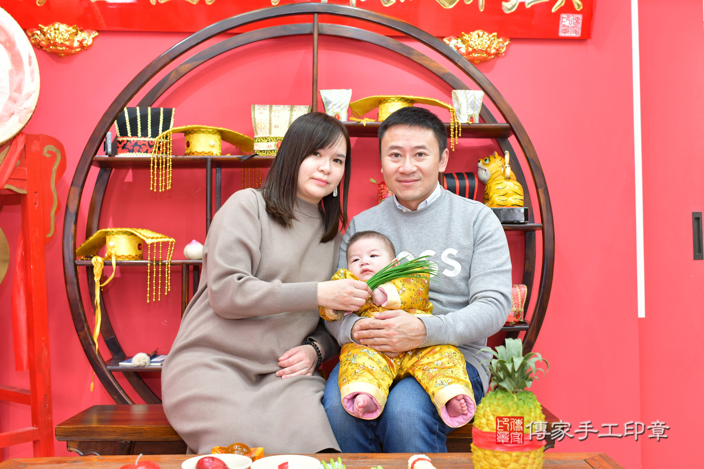 澄澄寶寶(台中市北區嬰兒寶寶滿月剃頭理髮、嬰兒剃胎毛儀式吉祥話)。中國風會場，爸媽寶貝穿「日中韓」古裝禮服。專業拍照、證書。★購買「臍帶章、肚臍章、胎毛筆刷印章」贈送：剃頭、收涎、抓周，三選一。2024.12.28，照片5