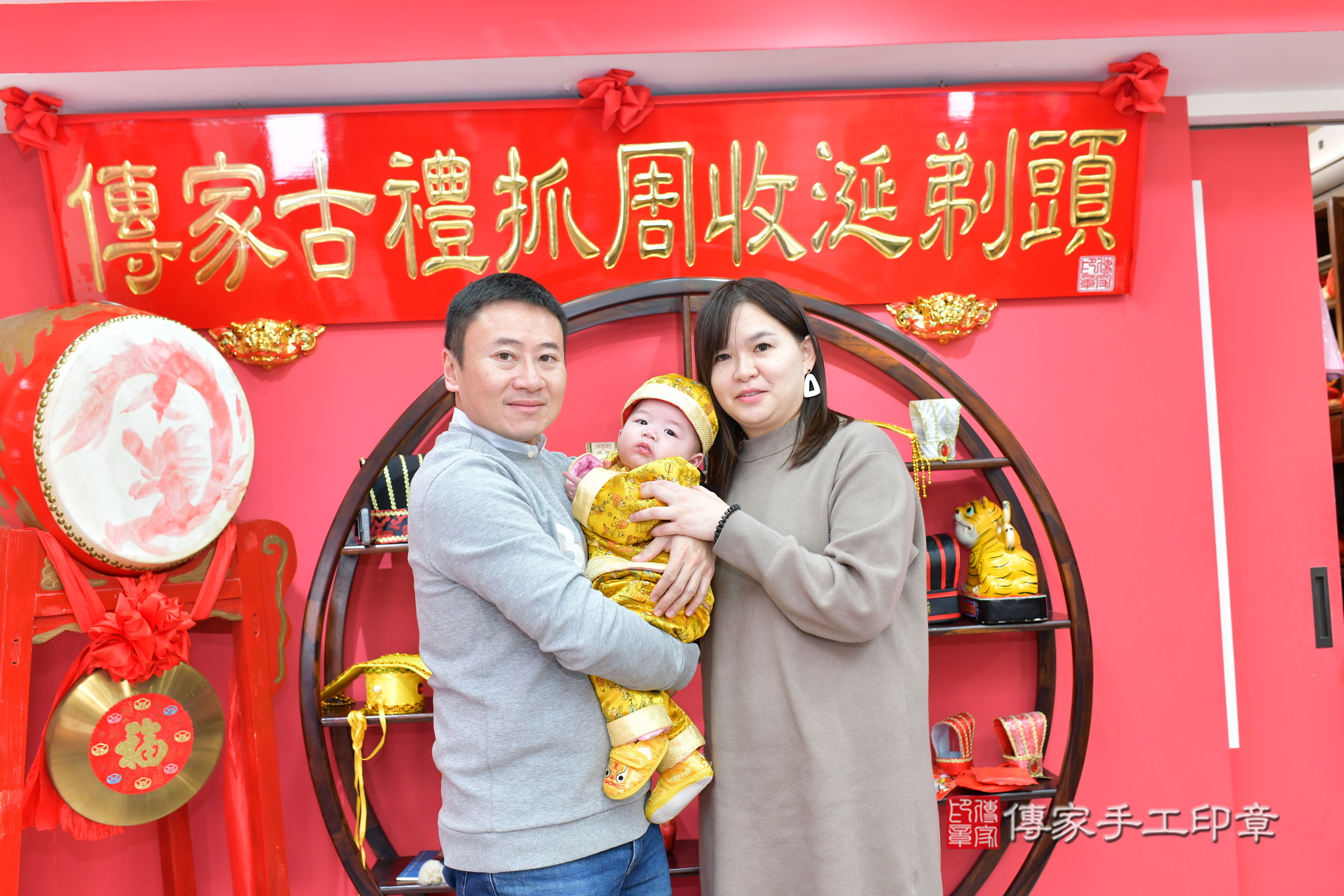 澄澄寶寶(台中市北區嬰兒寶寶滿月剃頭理髮、嬰兒剃胎毛儀式吉祥話)。中國風會場，爸媽寶貝穿「日中韓」古裝禮服。專業拍照、證書。★購買「臍帶章、肚臍章、胎毛筆刷印章」贈送：剃頭、收涎、抓周，三選一。2024.12.28，照片1