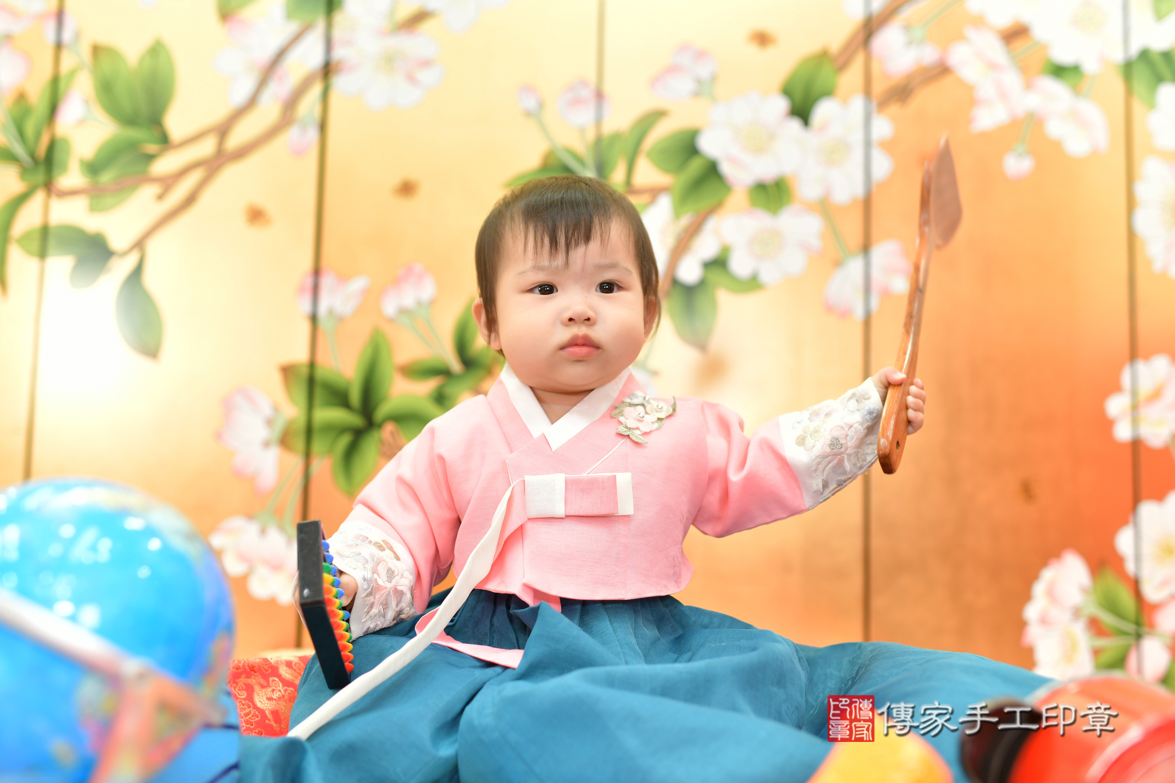 台中市北區蓁蓁寶寶抓周推薦：傳家台中店抓周度脺中國風會場，嬰兒古禮抓周流程儀式吉祥話、抓周道具物品24種、拍照。抓周證書。2024.12.4，照片14
