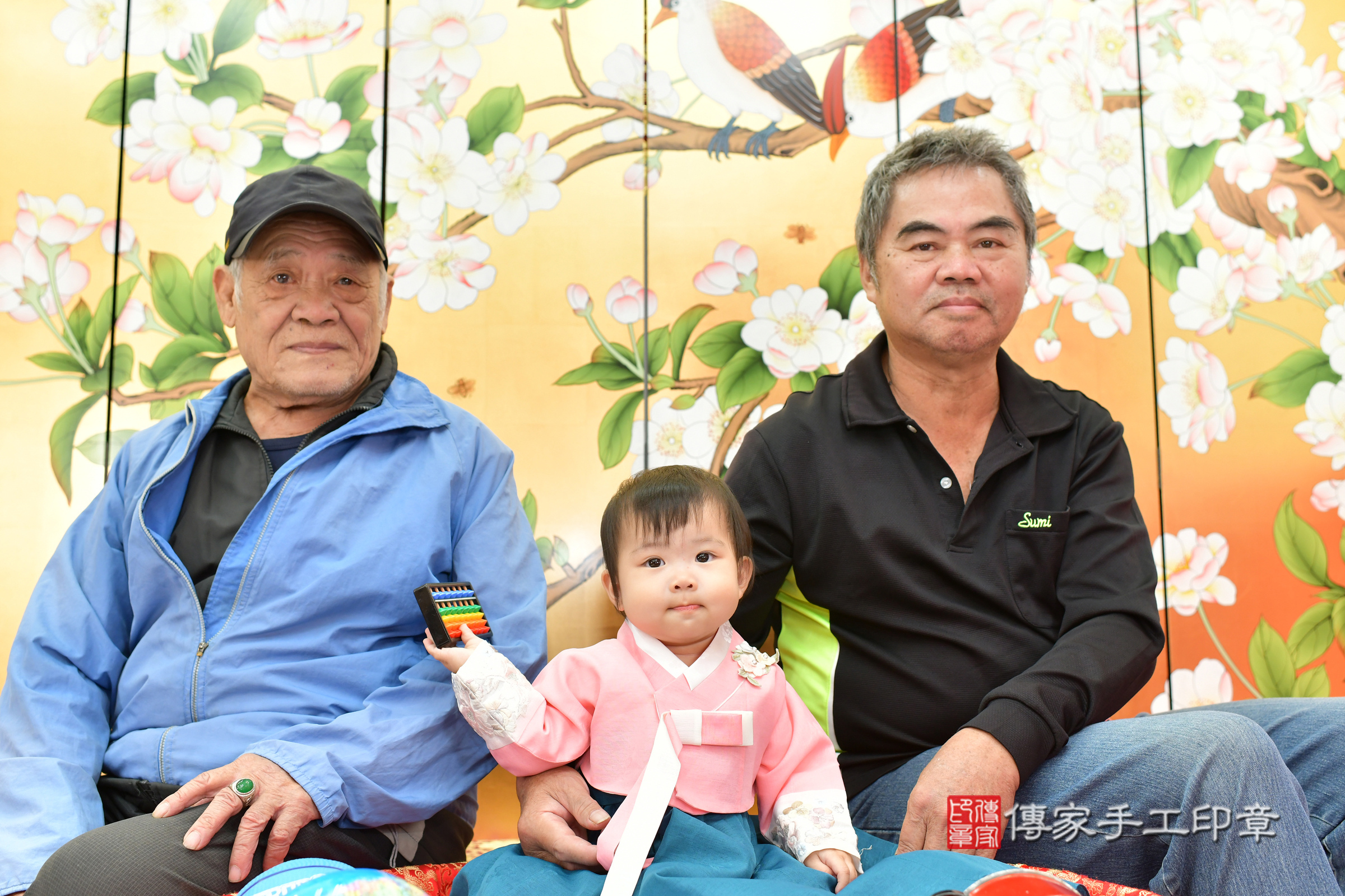 台中市北區蓁蓁寶寶抓周推薦：傳家台中店抓周度脺中國風會場，嬰兒古禮抓周流程儀式吉祥話、抓周道具物品24種、拍照。抓周證書。2024.12.4，照片9