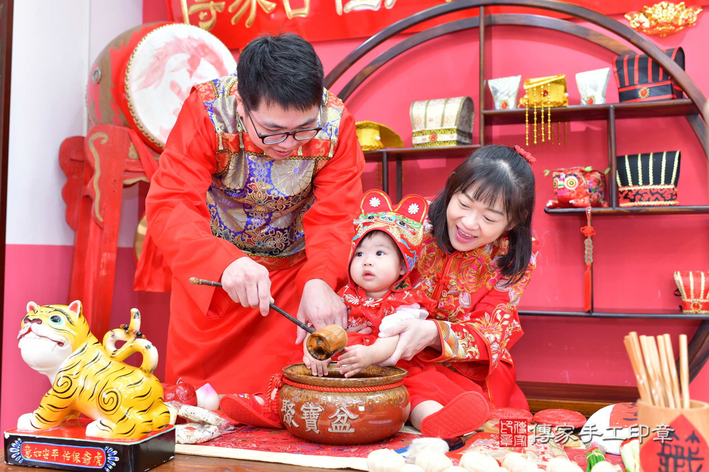 台中市北區蓁蓁寶寶抓周推薦：傳家台中店抓周度脺中國風會場，嬰兒古禮抓周流程儀式吉祥話、抓周道具物品24種、拍照。抓周證書。2024.12.4，照片18