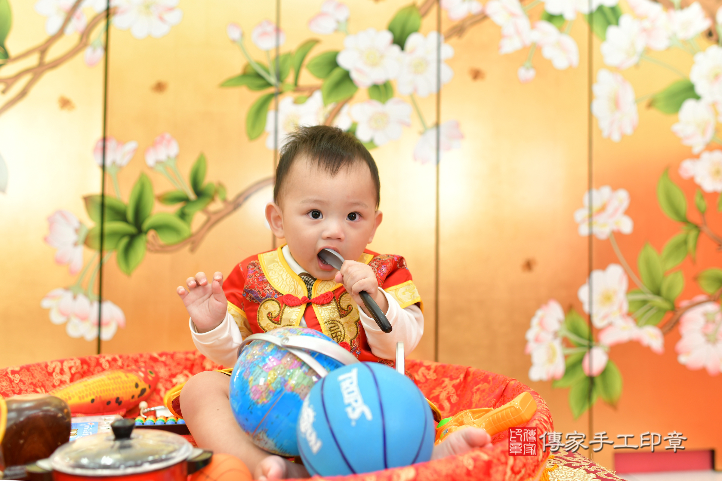 台中市北區小傑寶寶抓周推薦：傳家台中店抓周度脺中國風會場，嬰兒古禮抓周流程儀式吉祥話、抓周道具物品24種、拍照。抓周證書。2024.12.5，照片13