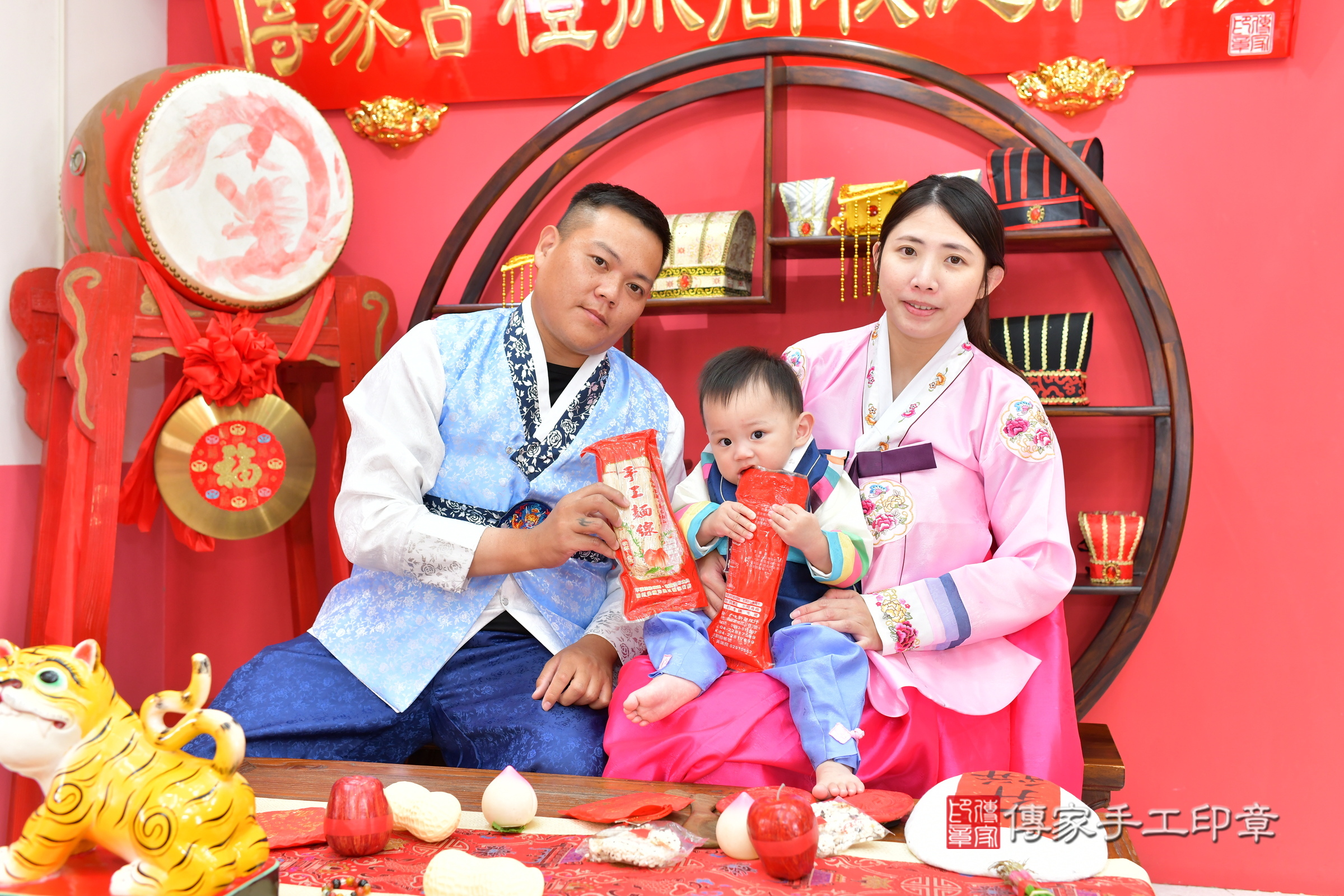 台中市北區小傑寶寶抓周推薦：傳家台中店抓周度脺中國風會場，嬰兒古禮抓周流程儀式吉祥話、抓周道具物品24種、拍照。抓周證書。2024.12.5，照片20