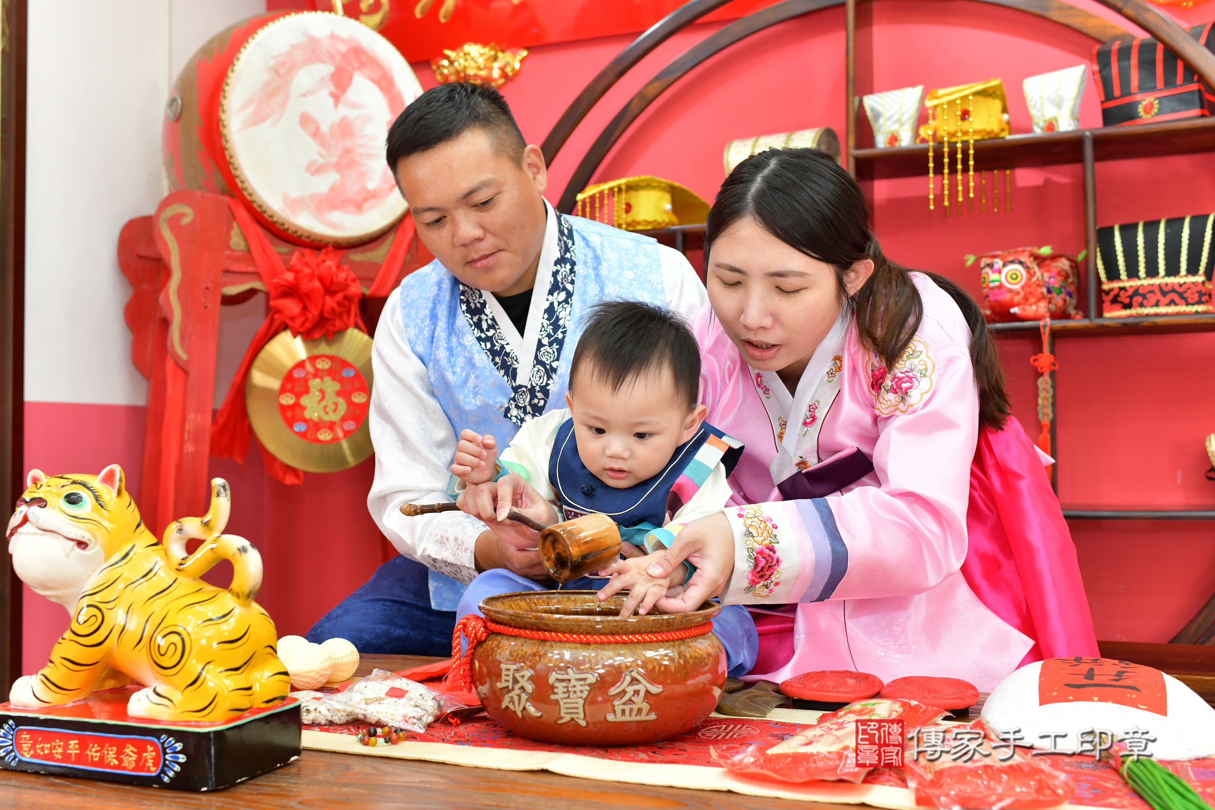 台中市北區小傑寶寶抓周推薦：傳家台中店抓周度脺中國風會場，嬰兒古禮抓周流程儀式吉祥話、抓周道具物品24種、拍照。抓周證書。2024.12.5，照片14