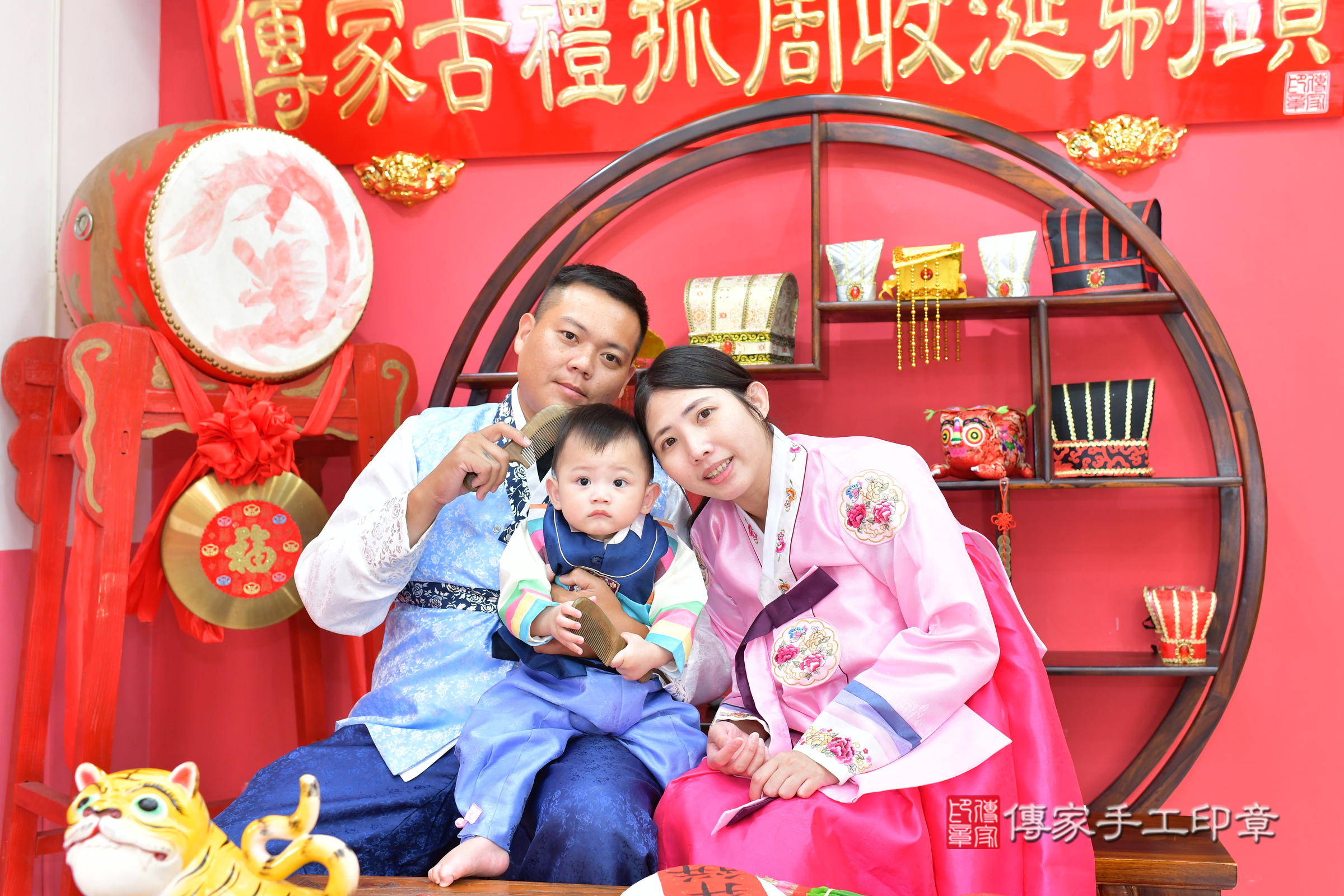 台中市北區小傑寶寶抓周推薦：傳家台中店抓周度脺中國風會場，嬰兒古禮抓周流程儀式吉祥話、抓周道具物品24種、拍照。抓周證書。2024.12.5，照片15