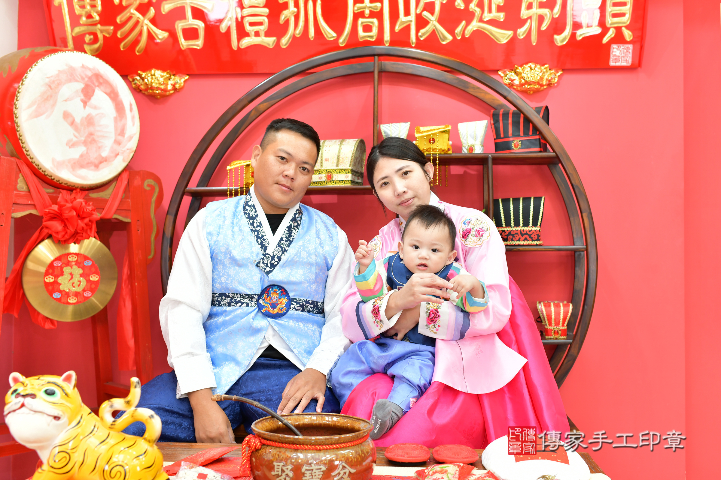 台中市北區小傑寶寶抓周推薦：傳家台中店抓周度脺中國風會場，嬰兒古禮抓周流程儀式吉祥話、抓周道具物品24種、拍照。抓周證書。2024.12.5，照片7