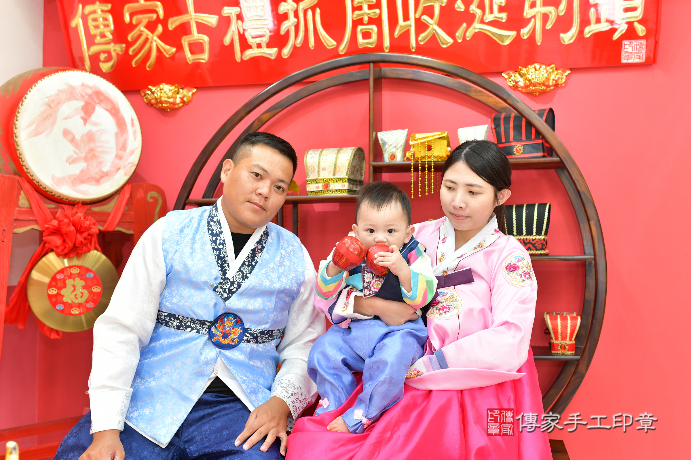 台中市北區小傑寶寶抓周推薦：傳家台中店抓周度脺中國風會場，嬰兒古禮抓周流程儀式吉祥話、抓周道具物品24種、拍照。抓周證書。2024.12.5，照片18