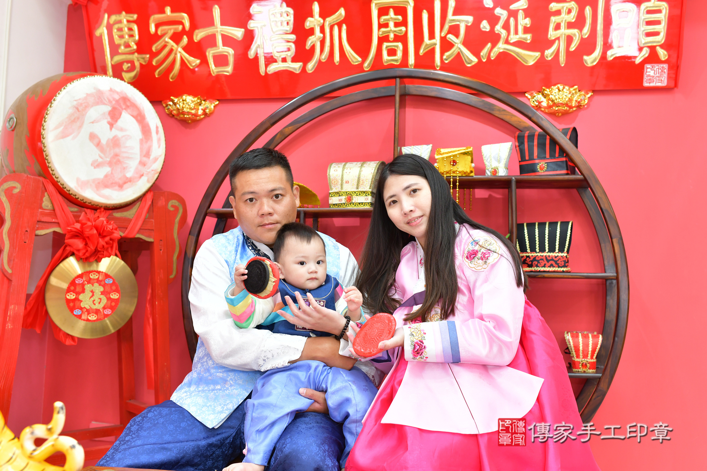 台中市北區小傑寶寶抓周推薦：傳家台中店抓周度脺中國風會場，嬰兒古禮抓周流程儀式吉祥話、抓周道具物品24種、拍照。抓周證書。2024.12.5，照片16