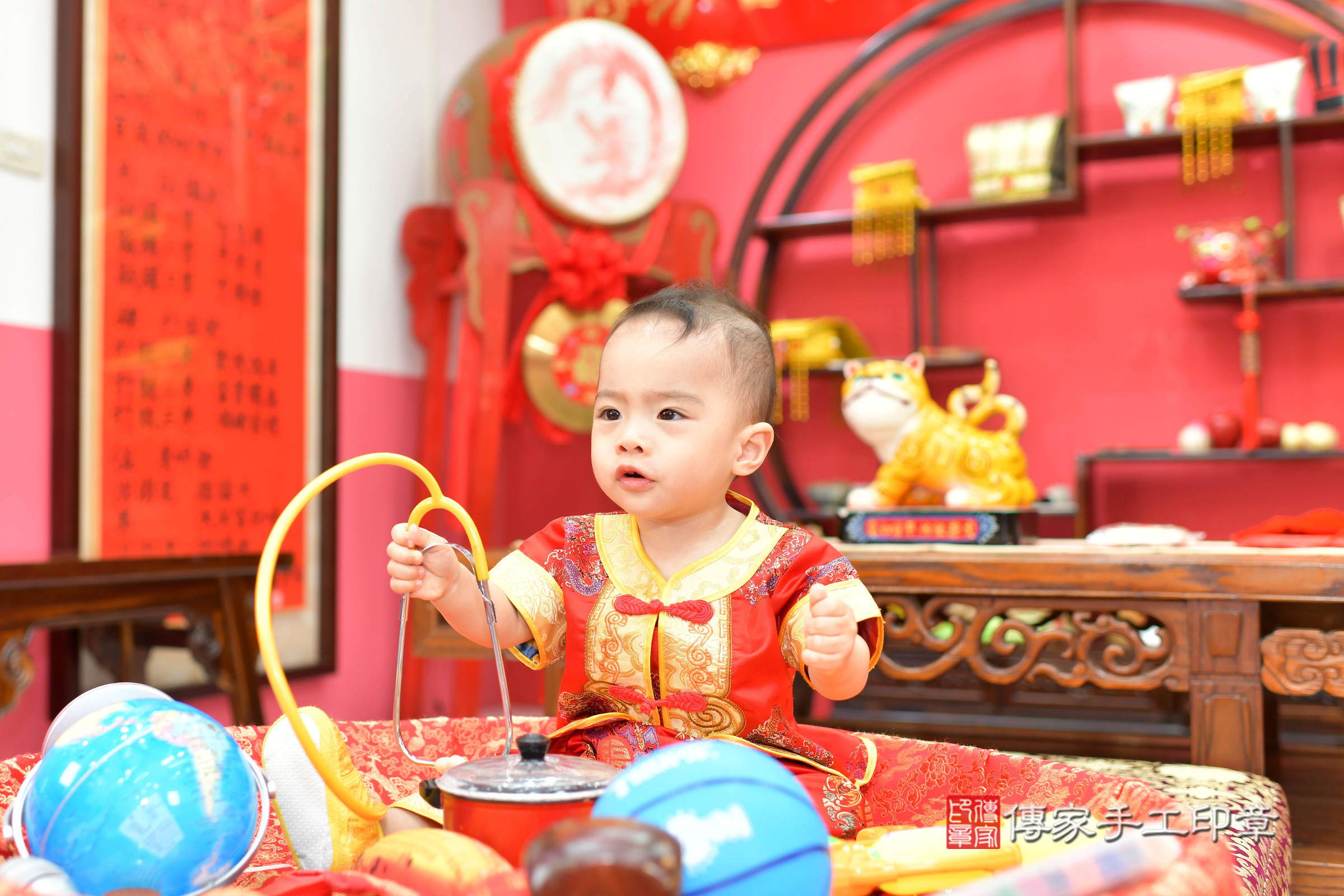 台中市北區銨銨寶寶抓周推薦：傳家台中店抓周度脺中國風會場，嬰兒古禮抓周流程儀式吉祥話、抓周道具物品24種、拍照。抓周證書。2024.12.6，照片12