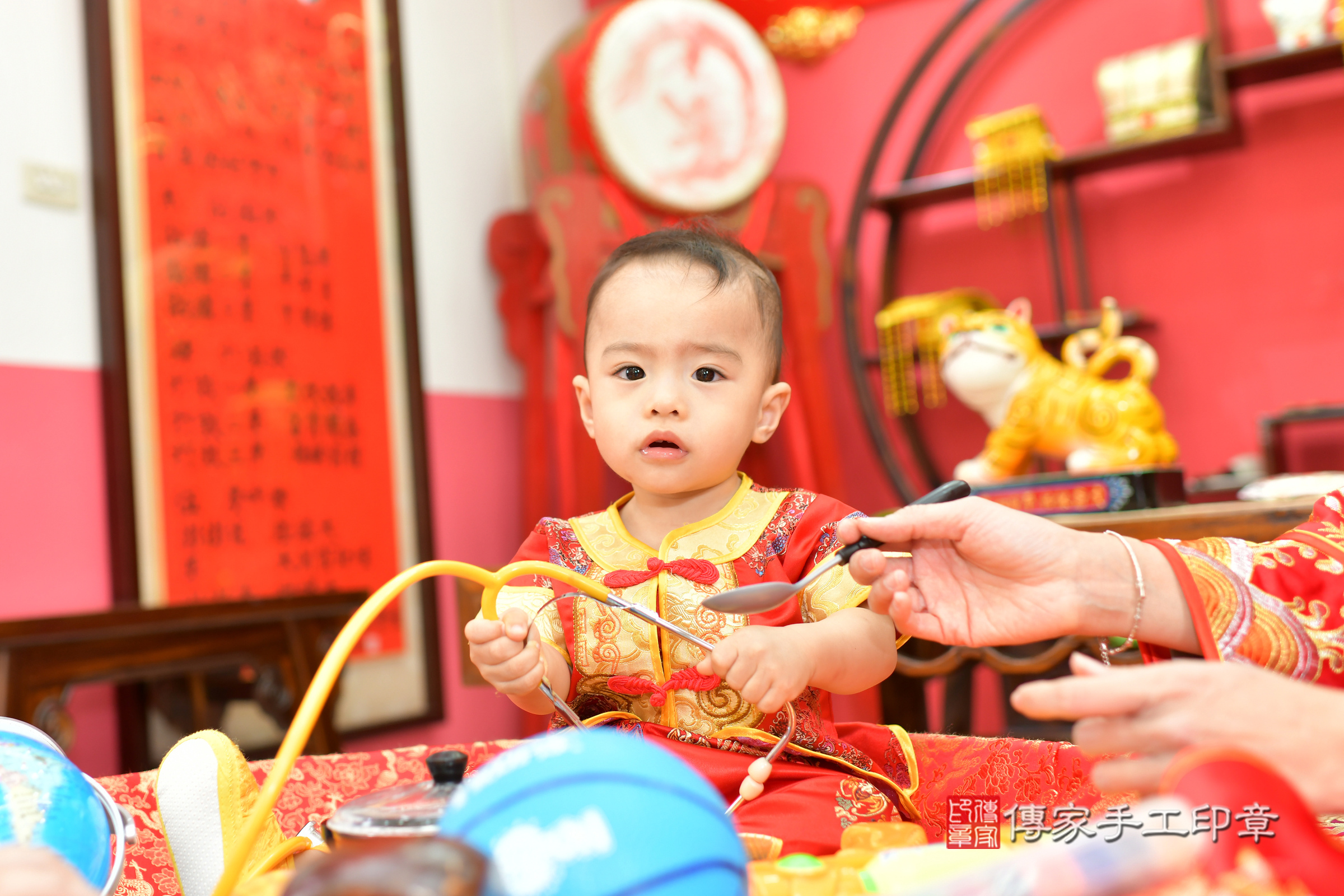 台中市北區銨銨寶寶抓周推薦：傳家台中店抓周度脺中國風會場，嬰兒古禮抓周流程儀式吉祥話、抓周道具物品24種、拍照。抓周證書。2024.12.6，照片9