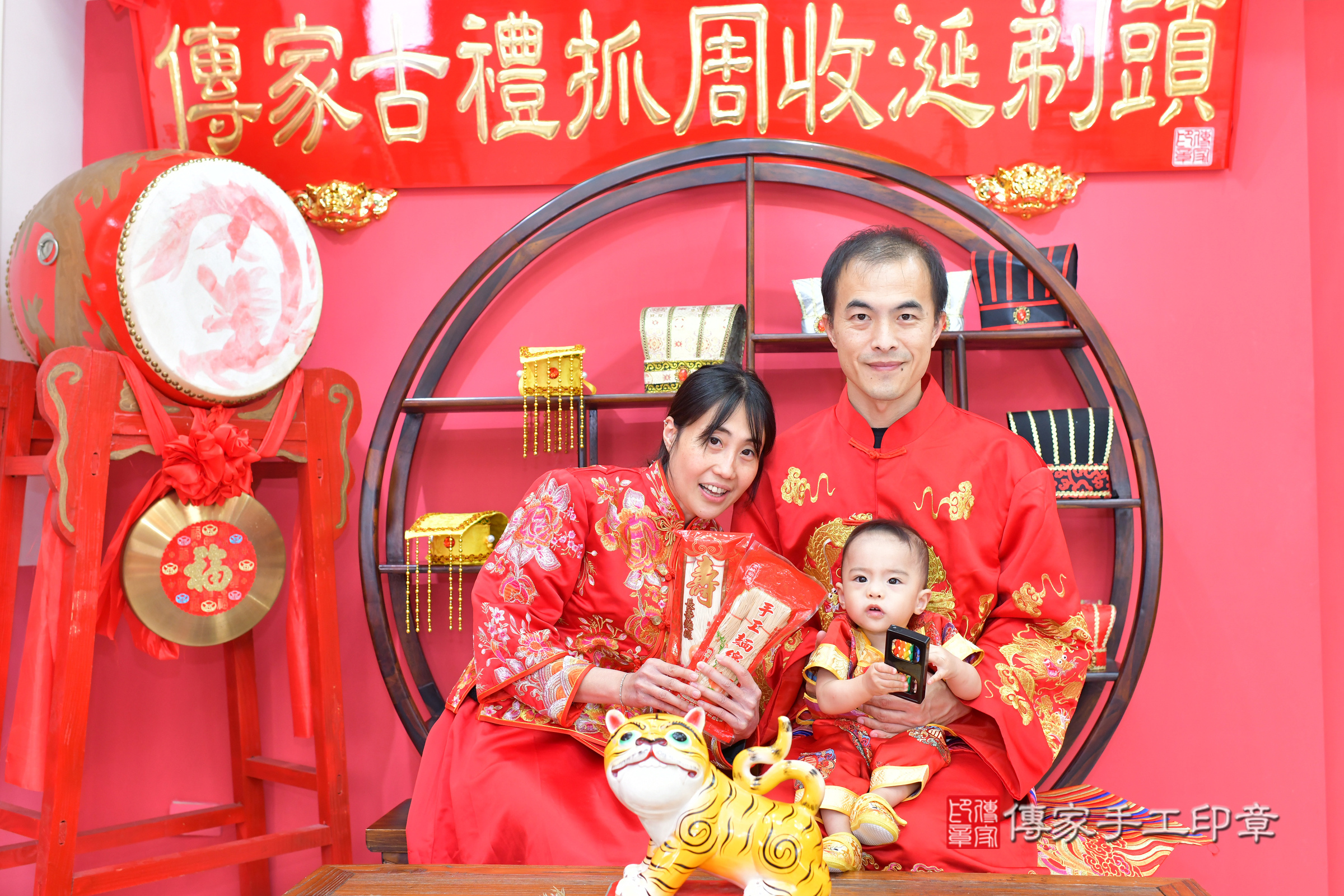 台中市北區銨銨寶寶抓周推薦：傳家台中店抓周度脺中國風會場，嬰兒古禮抓周流程儀式吉祥話、抓周道具物品24種、拍照。抓周證書。2024.12.6，照片14