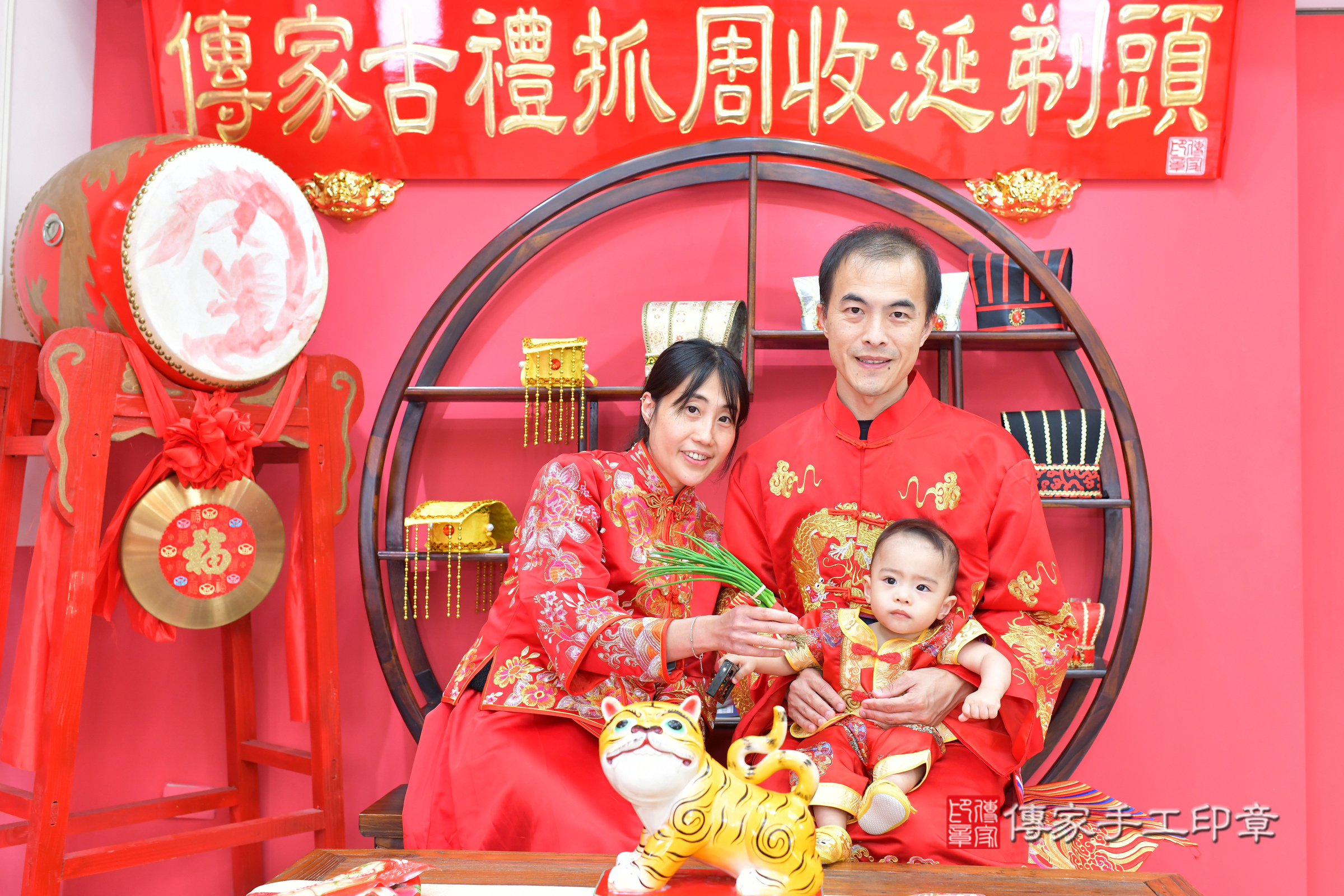 台中市北區銨銨寶寶抓周推薦：傳家台中店抓周度脺中國風會場，嬰兒古禮抓周流程儀式吉祥話、抓周道具物品24種、拍照。抓周證書。2024.12.6，照片15