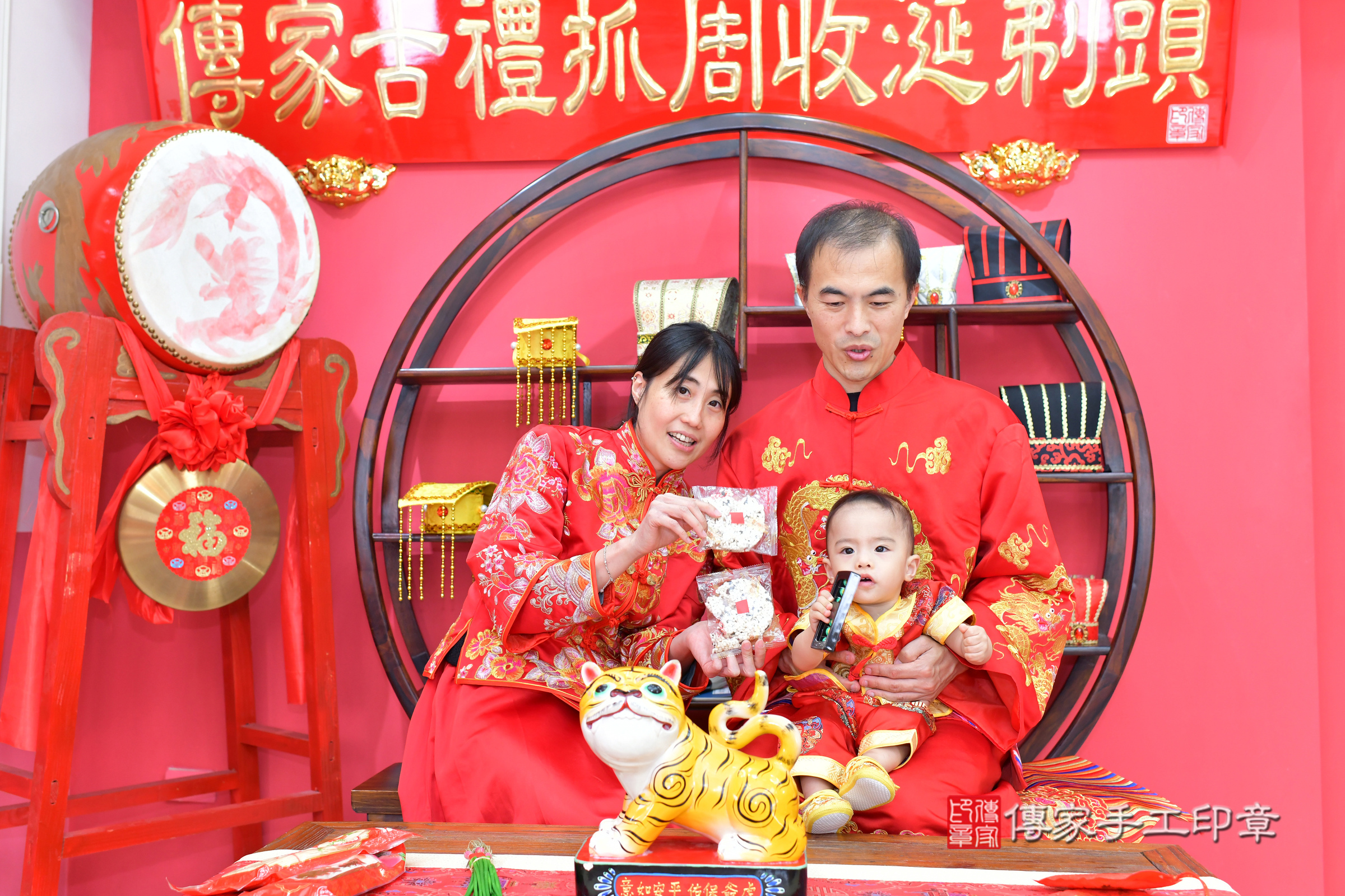 台中市北區銨銨寶寶抓周推薦：傳家台中店抓周度脺中國風會場，嬰兒古禮抓周流程儀式吉祥話、抓周道具物品24種、拍照。抓周證書。2024.12.6，照片16