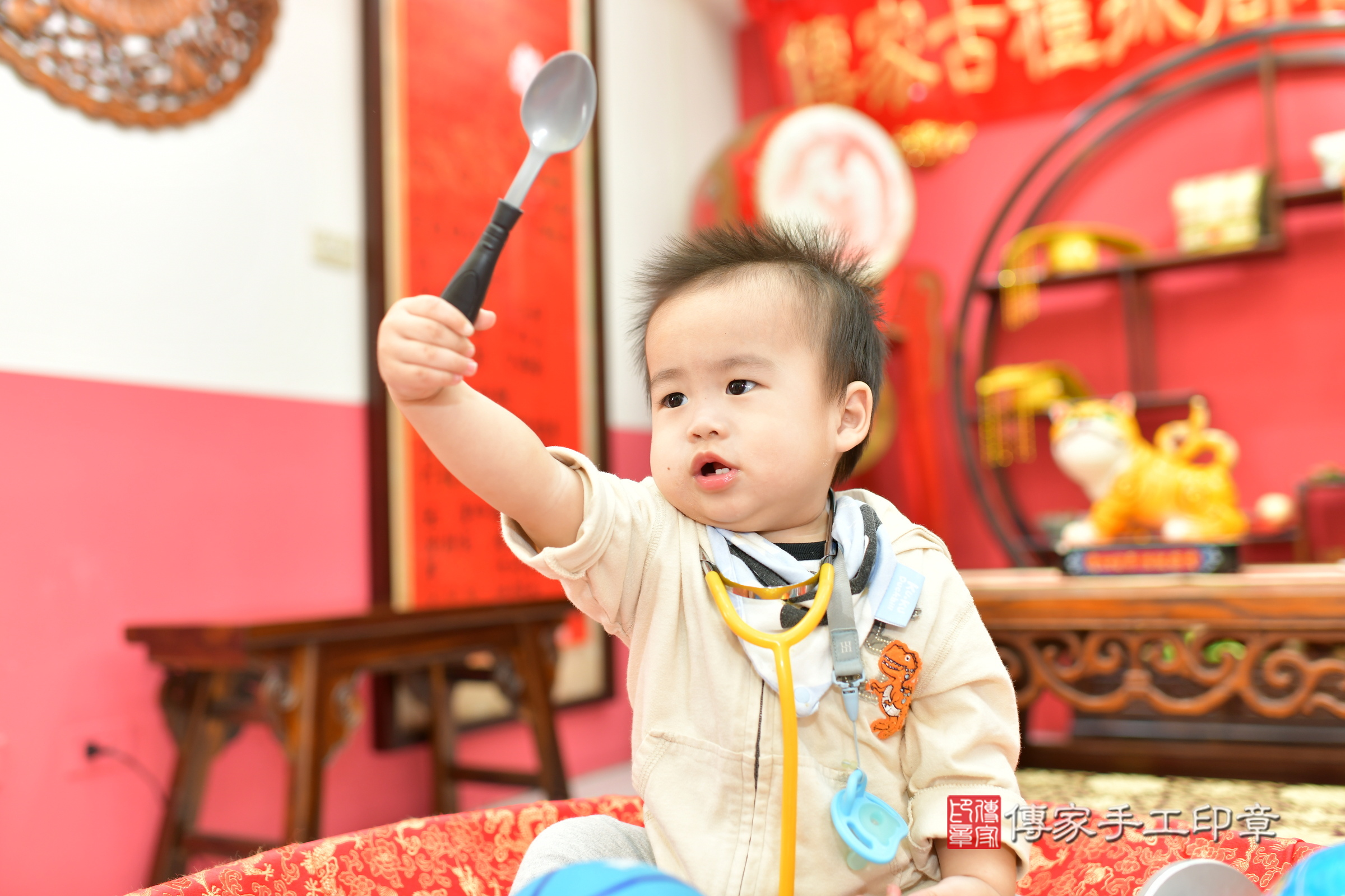 台中市北區翔翔寶寶抓周推薦：傳家台中店抓周度脺中國風會場，嬰兒古禮抓周流程儀式吉祥話、抓周道具物品24種、拍照。抓周證書。2024.12.7，照片12