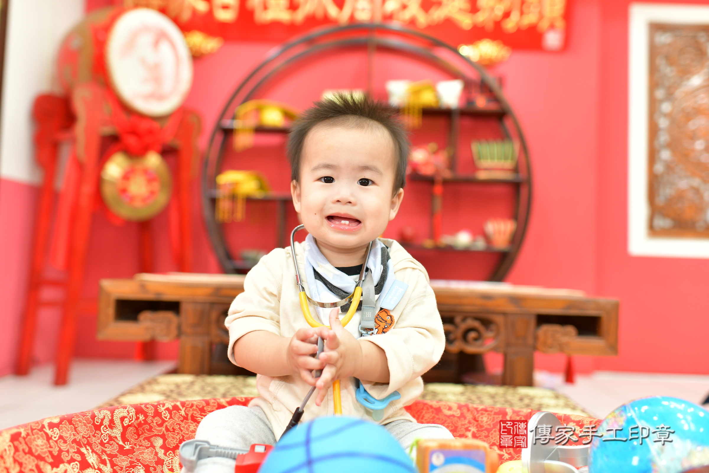 台中市北區翔翔寶寶抓周推薦：傳家台中店抓周度脺中國風會場，嬰兒古禮抓周流程儀式吉祥話、抓周道具物品24種、拍照。抓周證書。2024.12.7，照片10