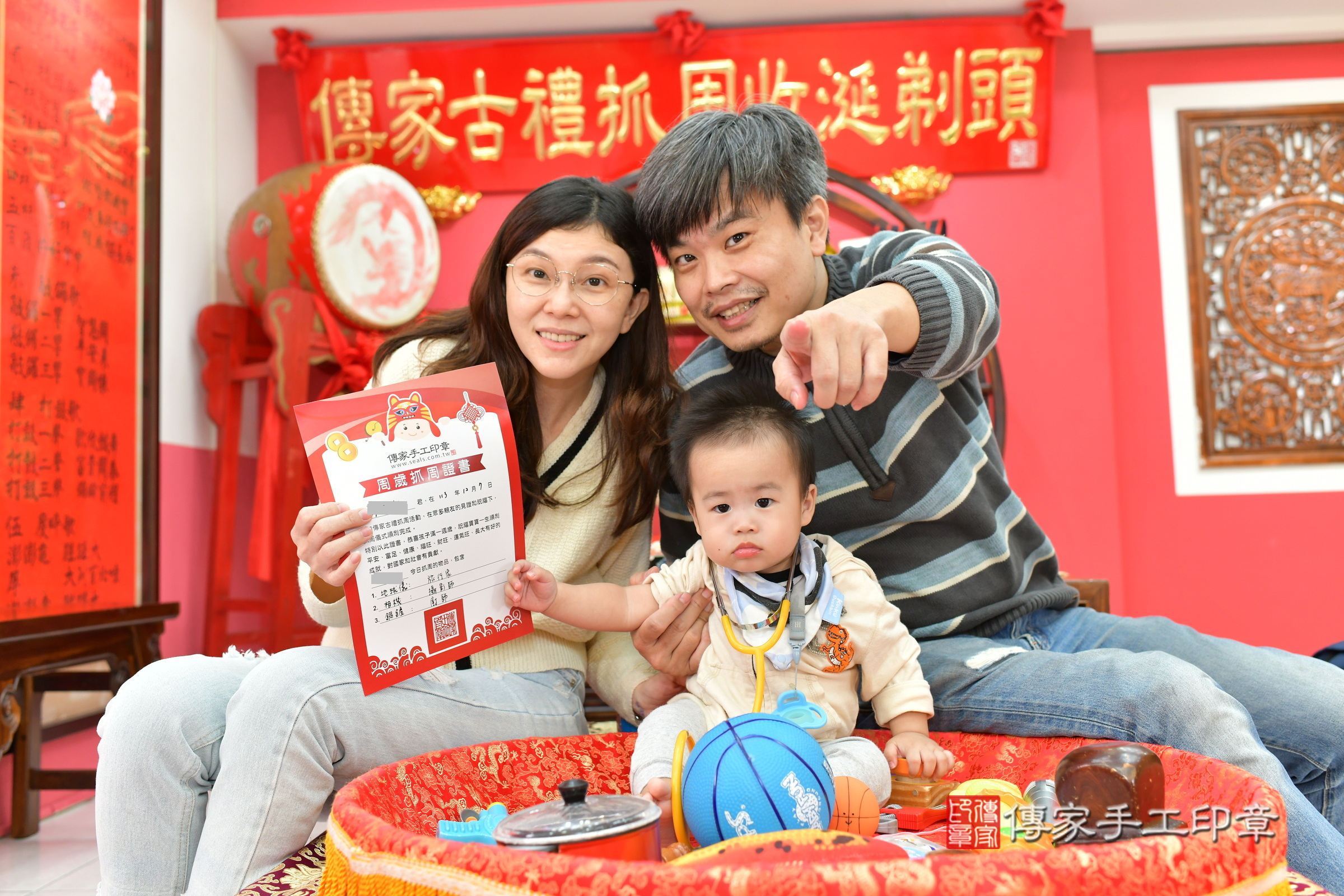 台中市北區翔翔寶寶抓周推薦：傳家台中店抓周度脺中國風會場，嬰兒古禮抓周流程儀式吉祥話、抓周道具物品24種、拍照。抓周證書。2024.12.7，照片16