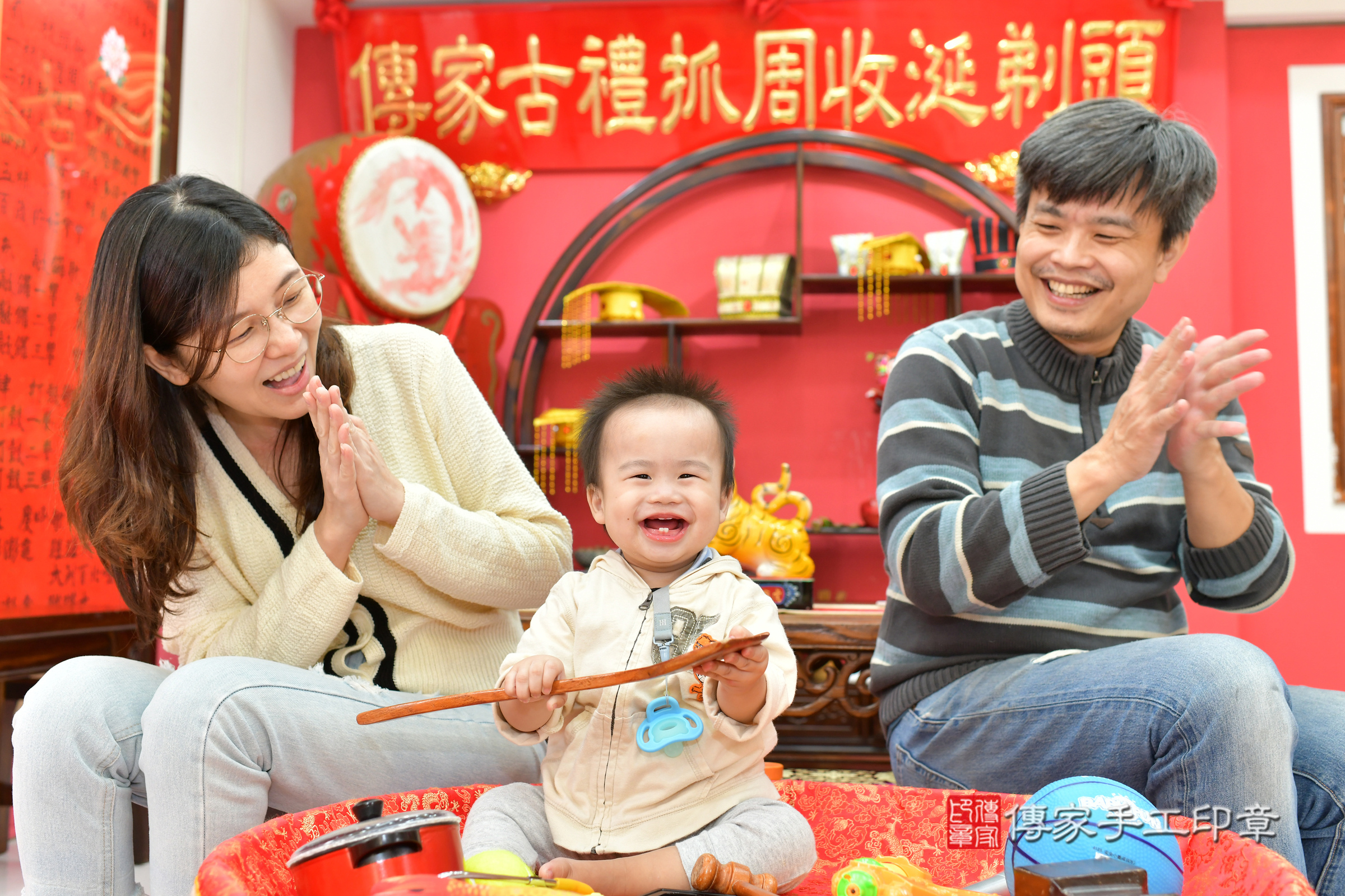 台中市北區翔翔寶寶抓周推薦：傳家台中店抓周度脺中國風會場，嬰兒古禮抓周流程儀式吉祥話、抓周道具物品24種、拍照。抓周證書。2024.12.7，照片9