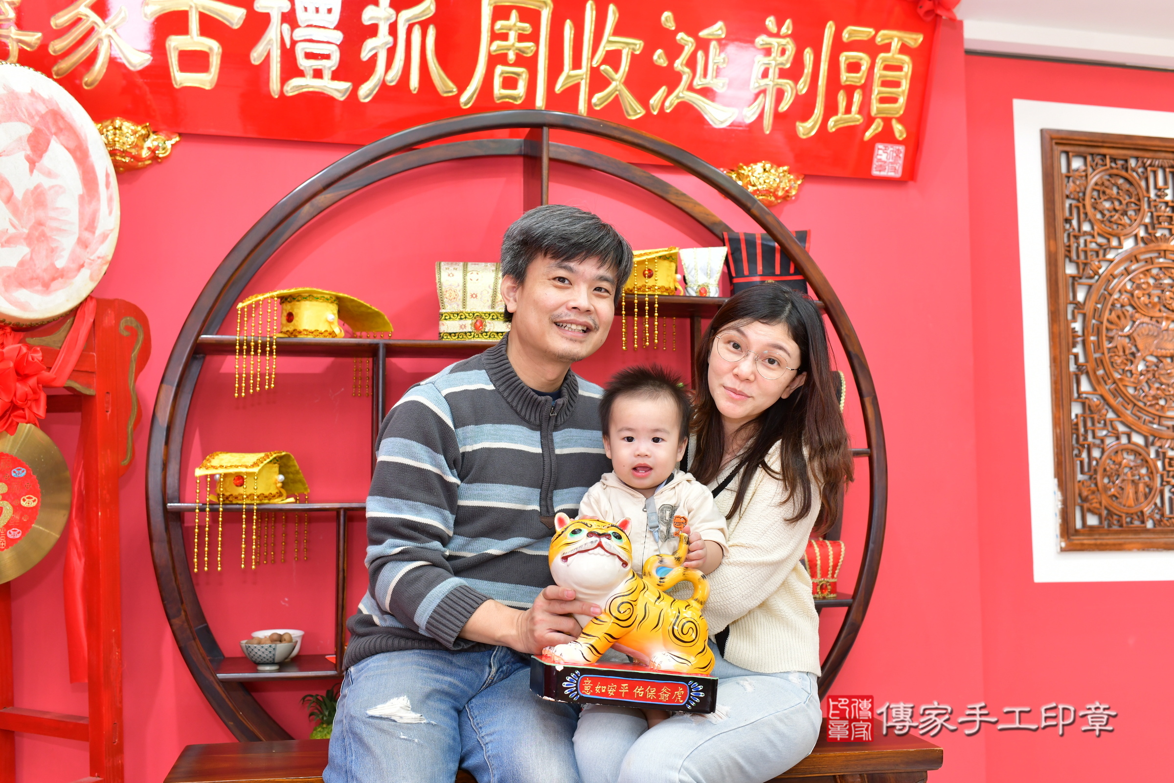 台中市北區翔翔寶寶抓周推薦：傳家台中店抓周度脺中國風會場，嬰兒古禮抓周流程儀式吉祥話、抓周道具物品24種、拍照。抓周證書。2024.12.7，照片14