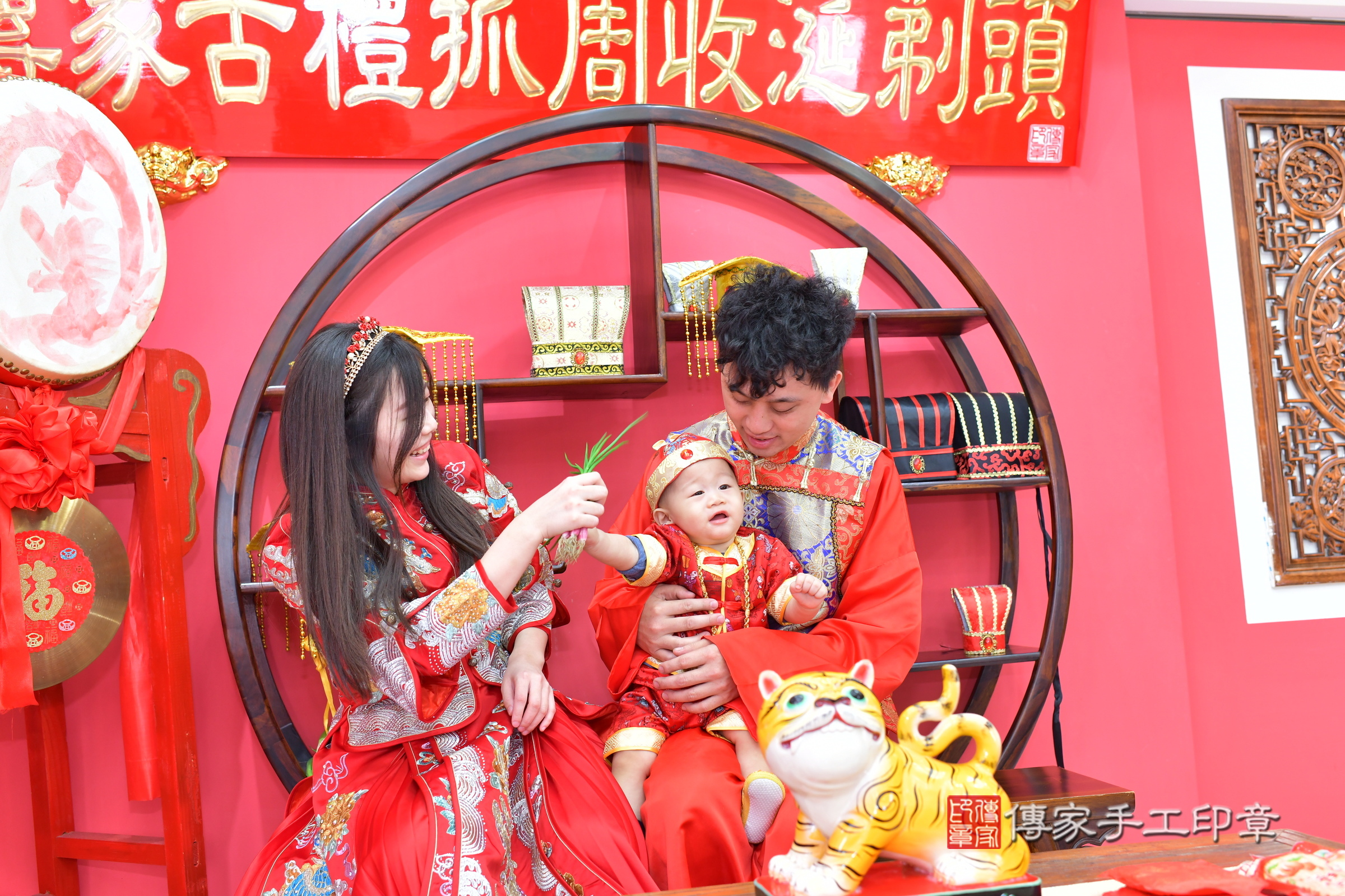 台中市北區小勛寶寶抓周推薦：傳家台中店抓周度脺中國風會場，嬰兒古禮抓周流程儀式吉祥話、抓周道具物品24種、拍照。抓周證書。2024.12.14，照片19
