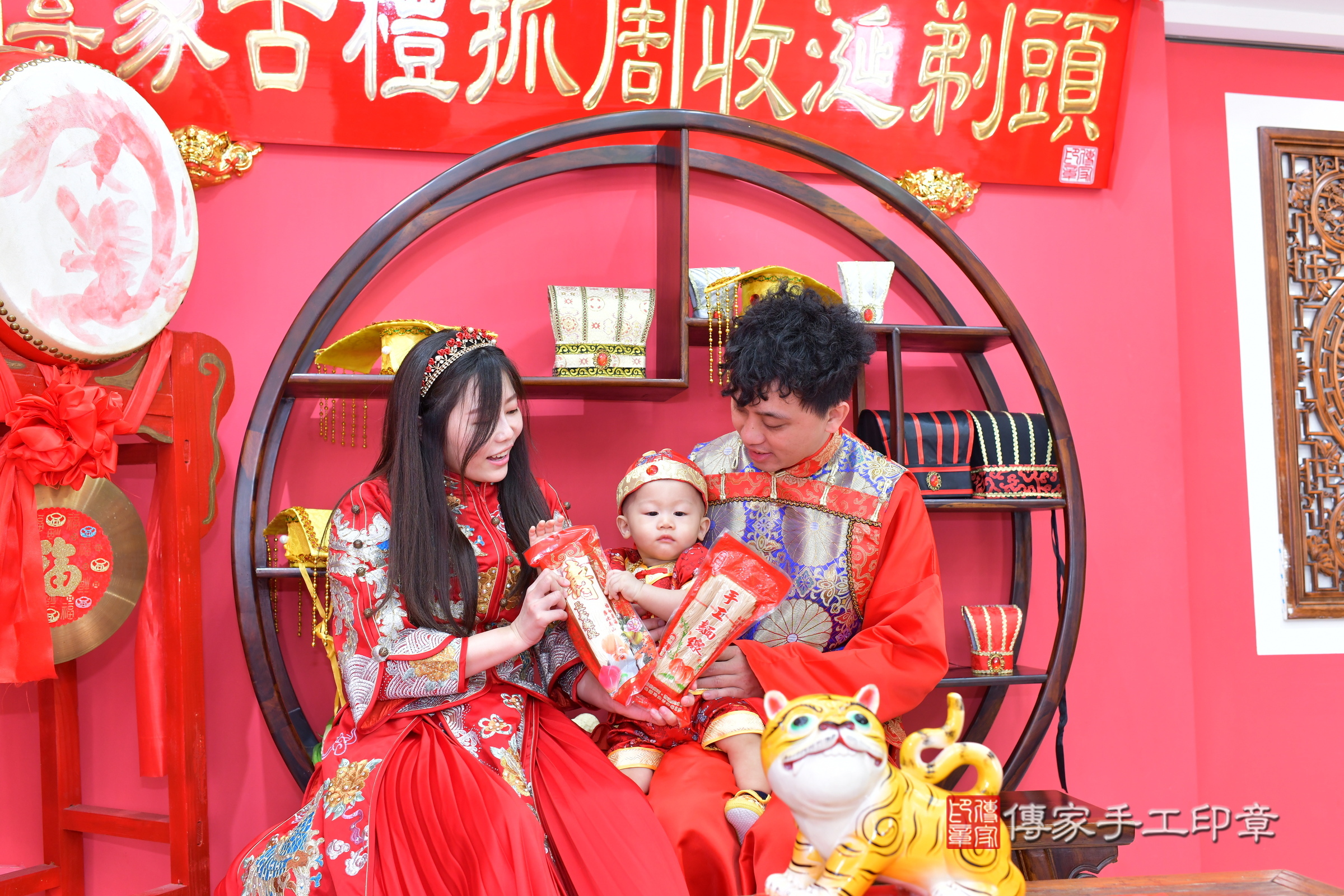 台中市北區小勛寶寶抓周推薦：傳家台中店抓周度脺中國風會場，嬰兒古禮抓周流程儀式吉祥話、抓周道具物品24種、拍照。抓周證書。2024.12.14，照片21