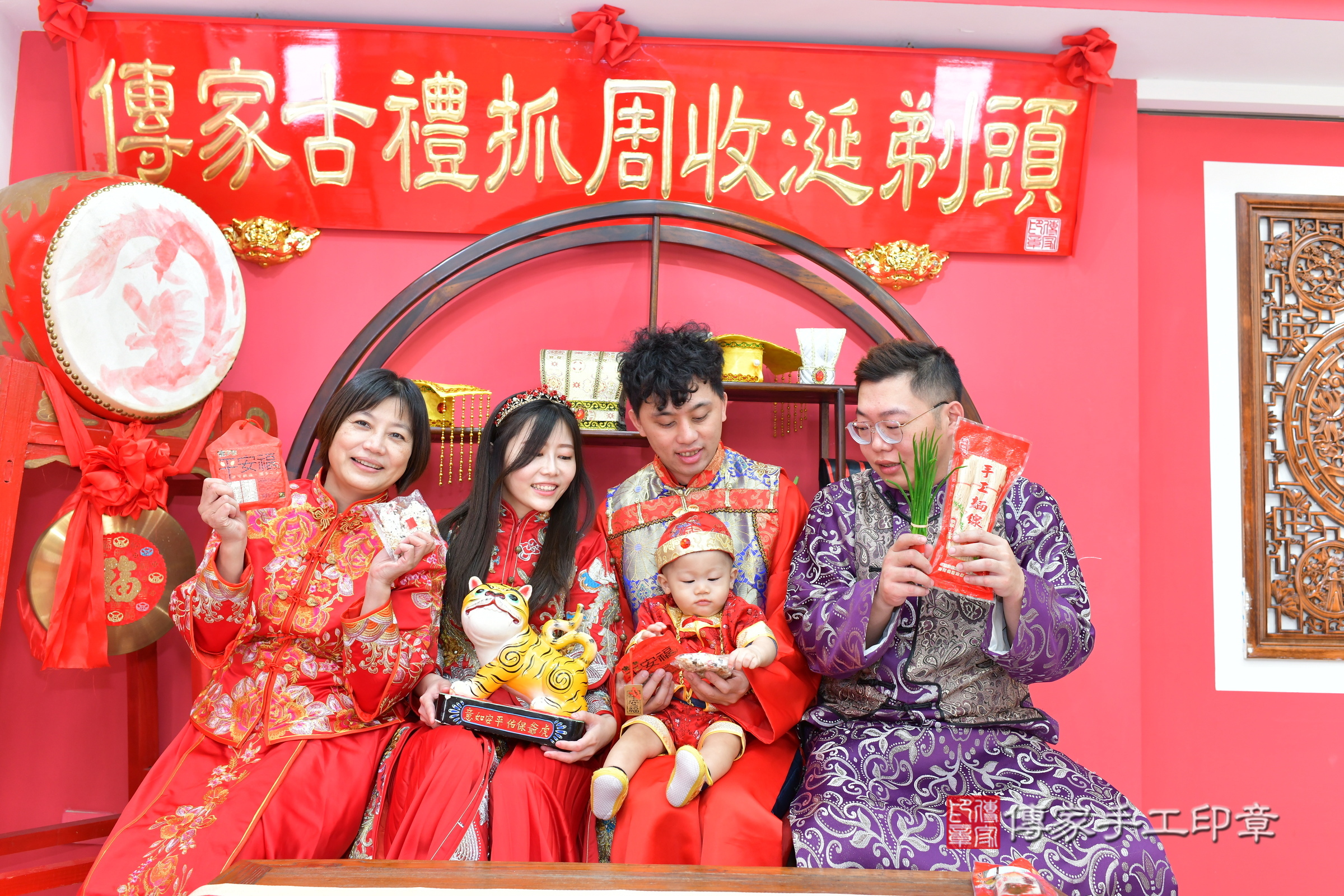 台中市北區小勛寶寶抓周推薦：傳家台中店抓周度脺中國風會場，嬰兒古禮抓周流程儀式吉祥話、抓周道具物品24種、拍照。抓周證書。2024.12.14，照片22