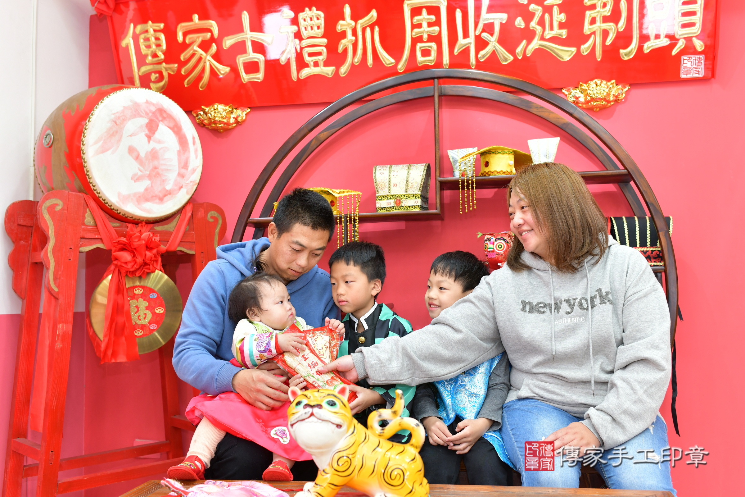台中市北區小涵寶寶抓周推薦：傳家台中店抓周度脺中國風會場，嬰兒古禮抓周流程儀式吉祥話、抓周道具物品24種、拍照。抓周證書。2024.12.15，照片13