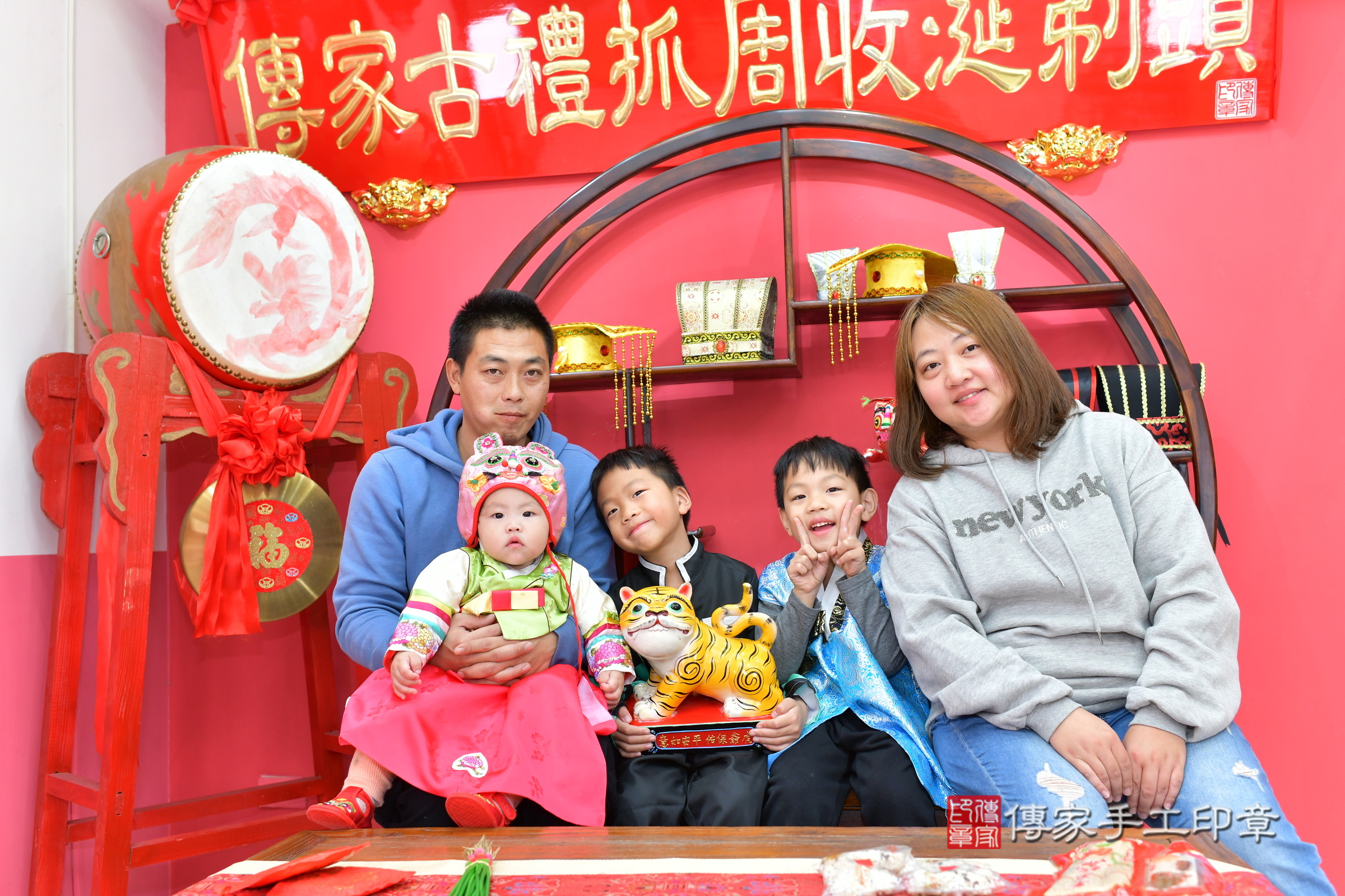 台中市北區小涵寶寶抓周推薦：傳家台中店抓周度脺中國風會場，嬰兒古禮抓周流程儀式吉祥話、抓周道具物品24種、拍照。抓周證書。2024.12.15，照片12