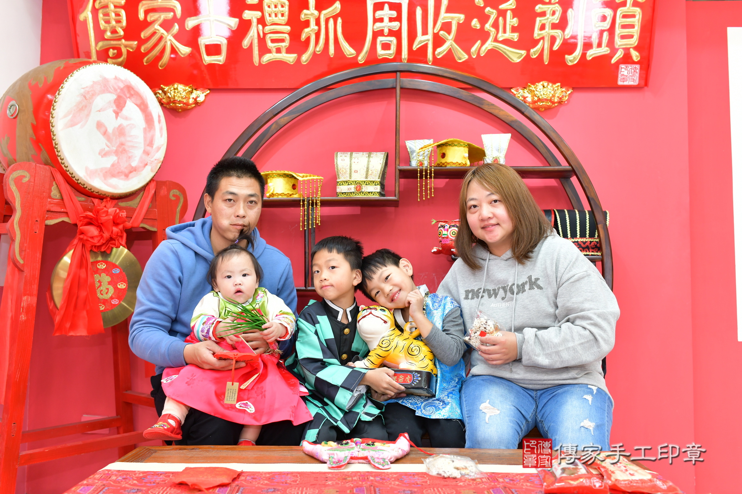 台中市北區小涵寶寶抓周推薦：傳家台中店抓周度脺中國風會場，嬰兒古禮抓周流程儀式吉祥話、抓周道具物品24種、拍照。抓周證書。2024.12.15，照片15