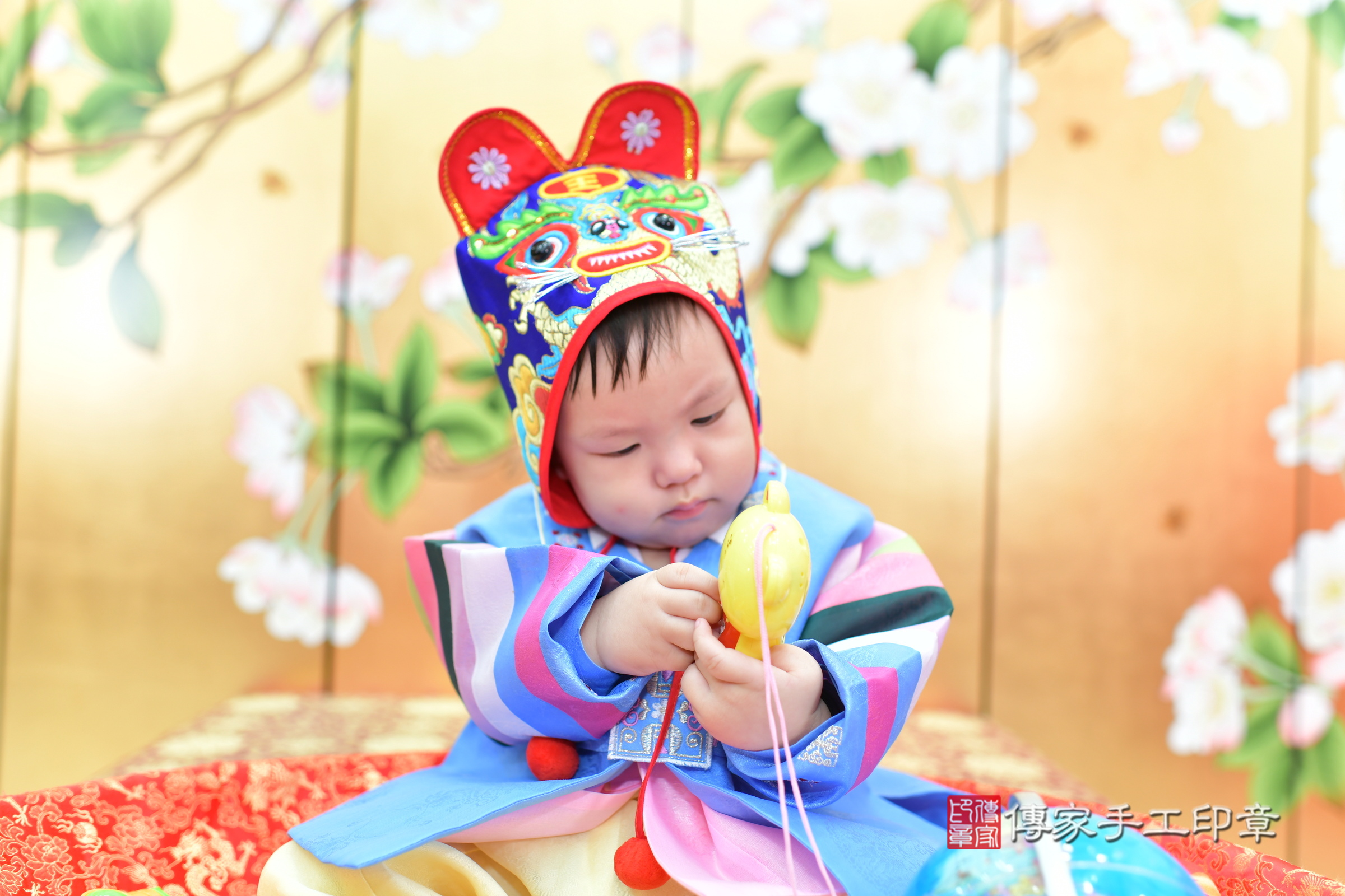 台中市北區小碩寶寶抓周推薦：傳家台中店抓周度脺中國風會場，嬰兒古禮抓周流程儀式吉祥話、抓周道具物品24種、拍照。抓周證書。2024.12.15，照片11