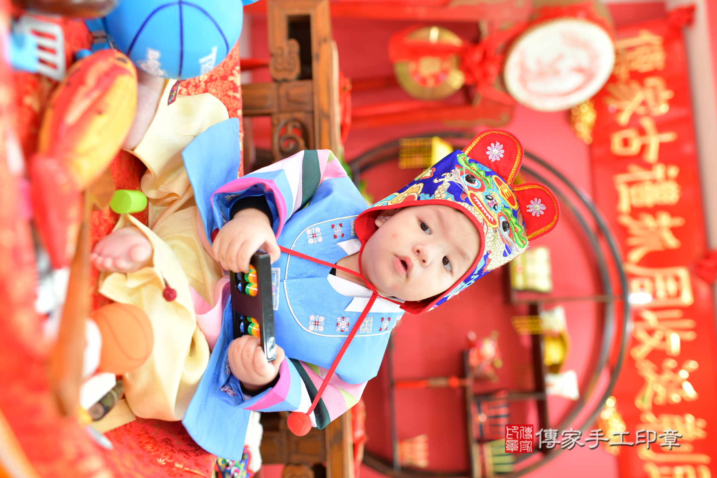 台中市北區小碩寶寶抓周推薦：傳家台中店抓周度脺中國風會場，嬰兒古禮抓周流程儀式吉祥話、抓周道具物品24種、拍照。抓周證書。2024.12.15，照片10