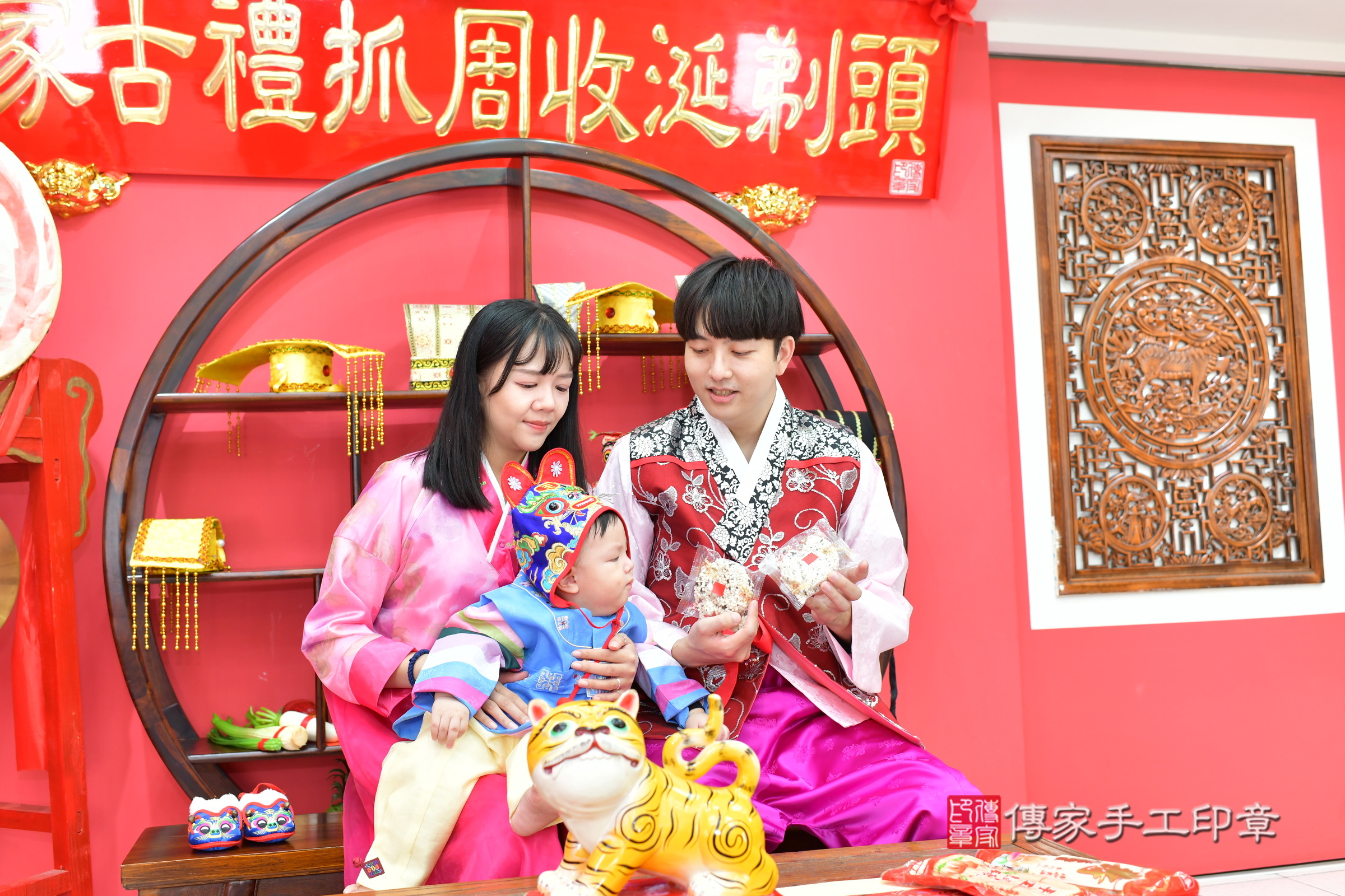 台中市北區小碩寶寶抓周推薦：傳家台中店抓周度脺中國風會場，嬰兒古禮抓周流程儀式吉祥話、抓周道具物品24種、拍照。抓周證書。2024.12.15，照片13