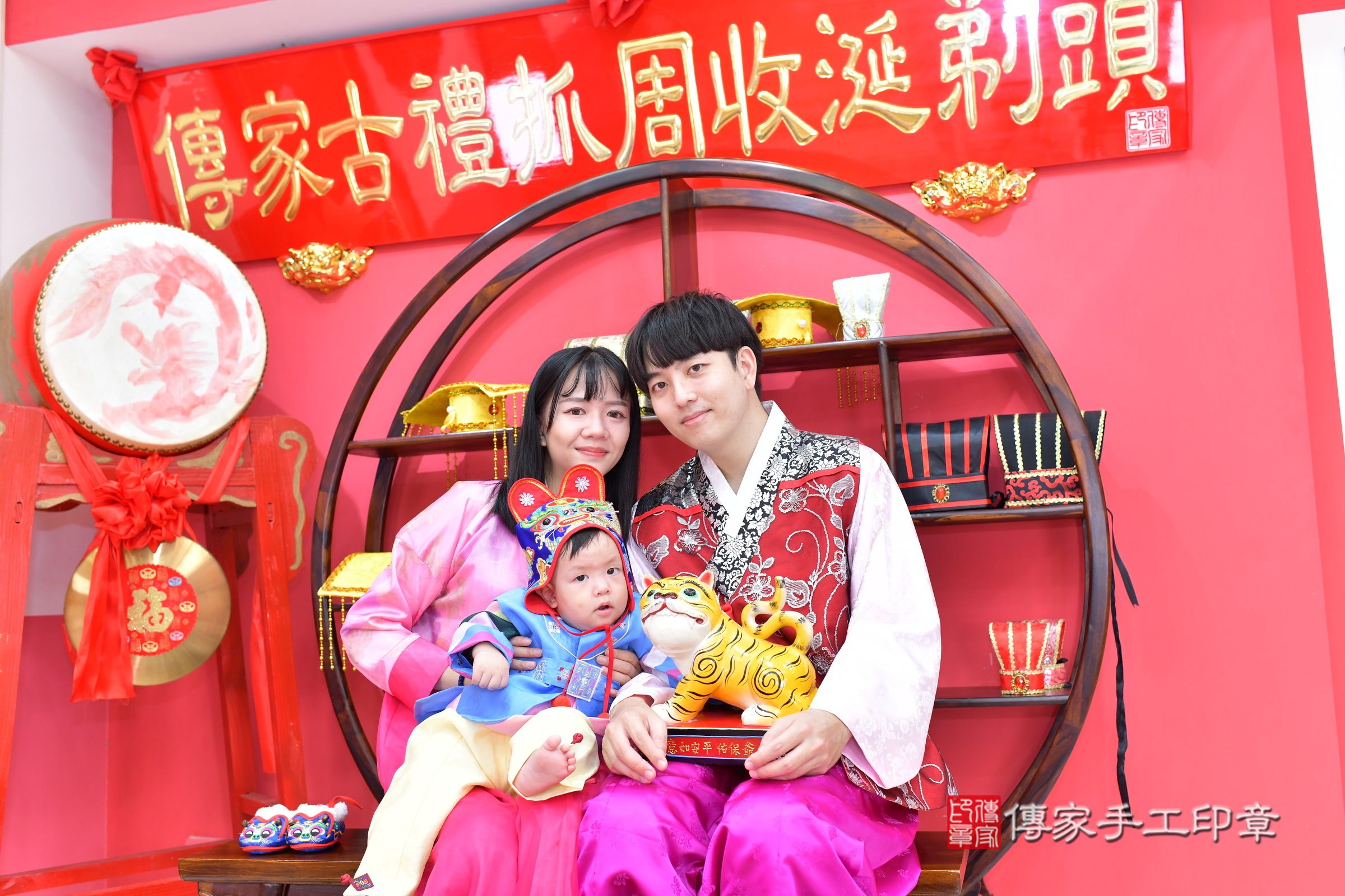 台中市北區小碩寶寶抓周推薦：傳家台中店抓周度脺中國風會場，嬰兒古禮抓周流程儀式吉祥話、抓周道具物品24種、拍照。抓周證書。2024.12.15，照片12