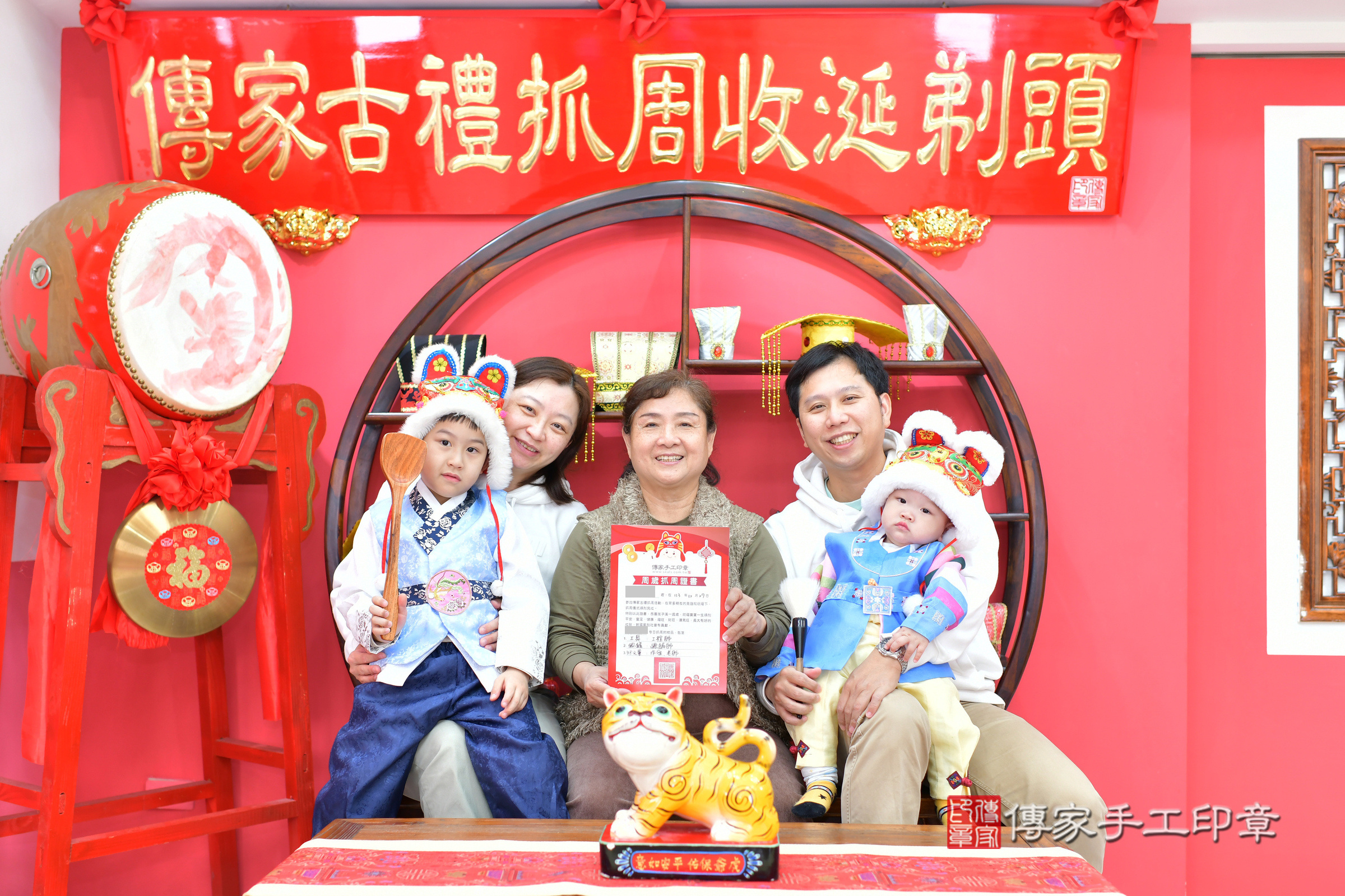 台中市北區樂樂寶寶抓周推薦：傳家台中店抓周度脺中國風會場，嬰兒古禮抓周流程儀式吉祥話、抓周道具物品24種、拍照。抓周證書。2024.12.27，照片17