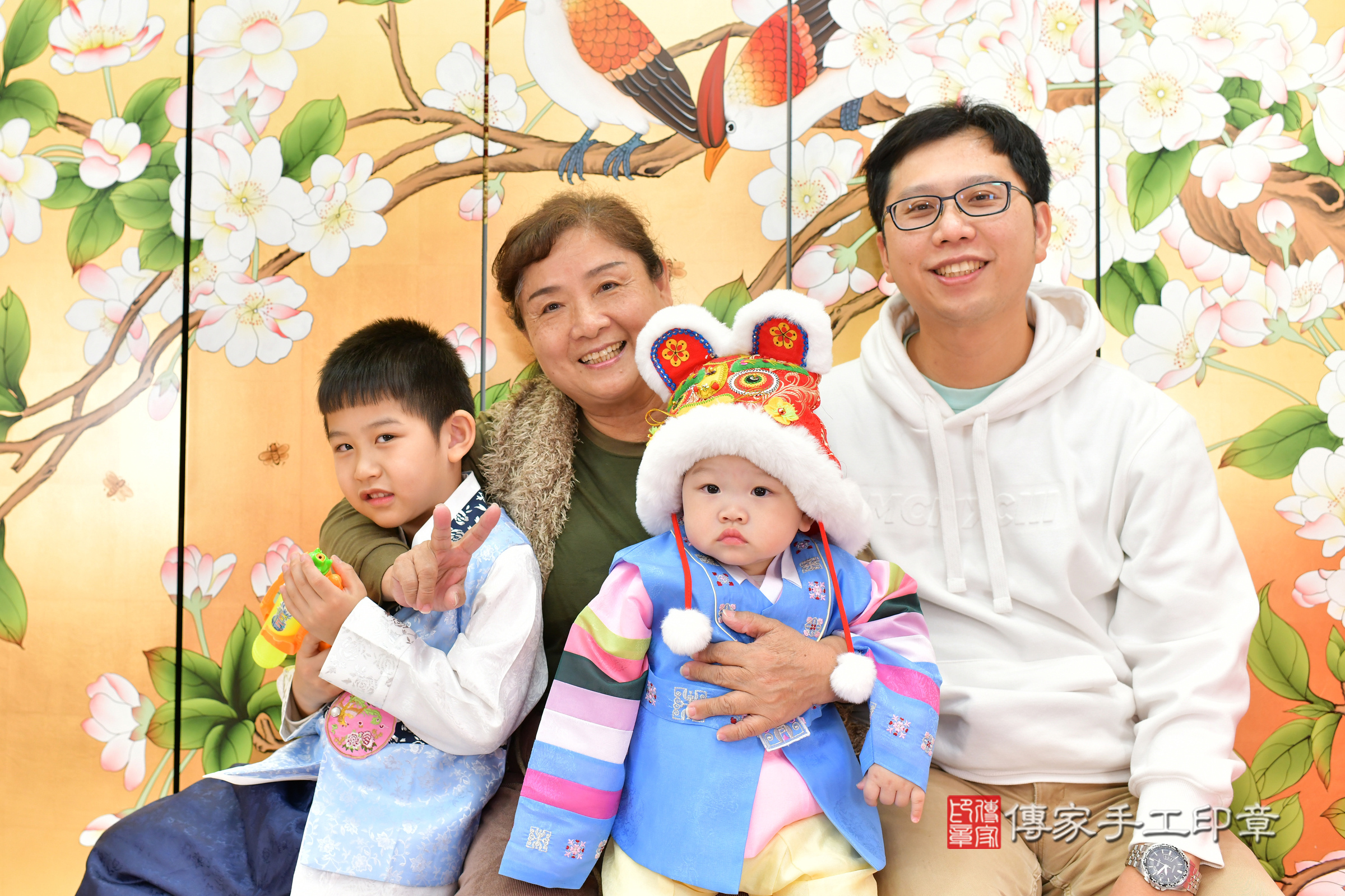 台中市北區樂樂寶寶抓周推薦：傳家台中店抓周度脺中國風會場，嬰兒古禮抓周流程儀式吉祥話、抓周道具物品24種、拍照。抓周證書。2024.12.27，照片4