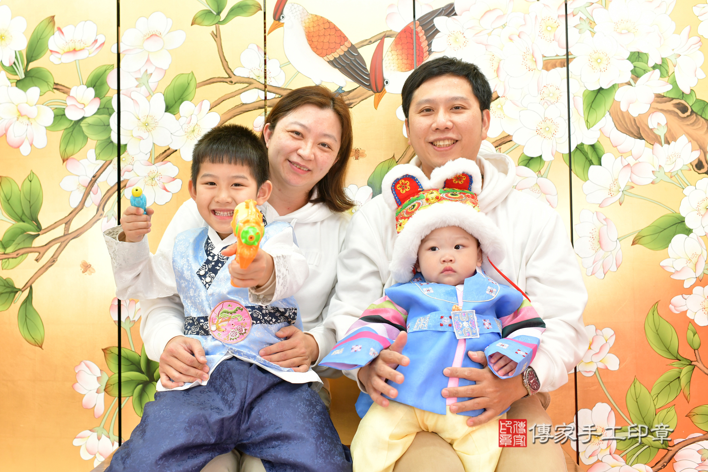 台中市北區樂樂寶寶抓周推薦：傳家台中店抓周度脺中國風會場，嬰兒古禮抓周流程儀式吉祥話、抓周道具物品24種、拍照。抓周證書。2024.12.27，照片2