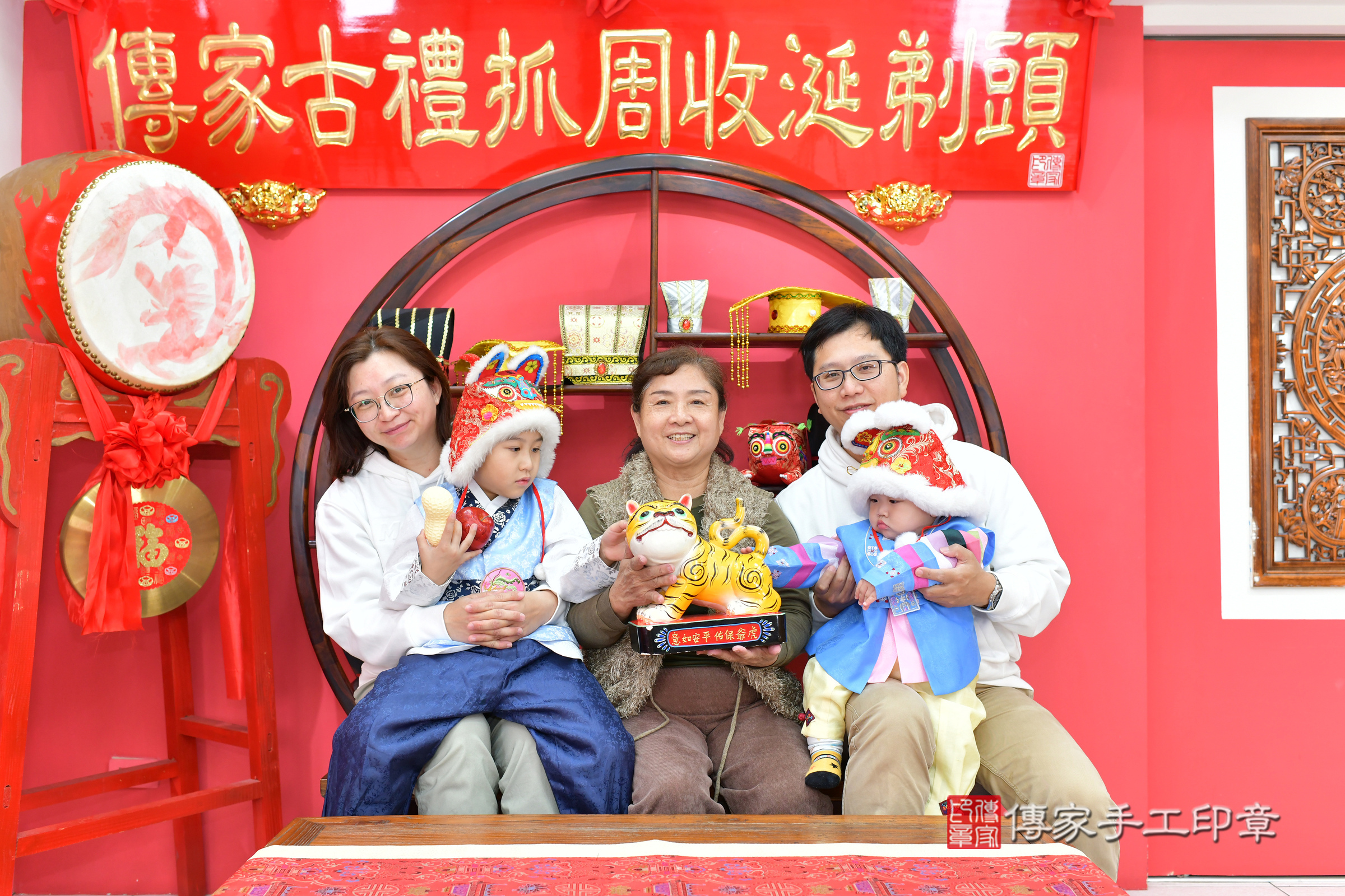 台中市北區樂樂寶寶抓周推薦：傳家台中店抓周度脺中國風會場，嬰兒古禮抓周流程儀式吉祥話、抓周道具物品24種、拍照。抓周證書。2024.12.27，照片14